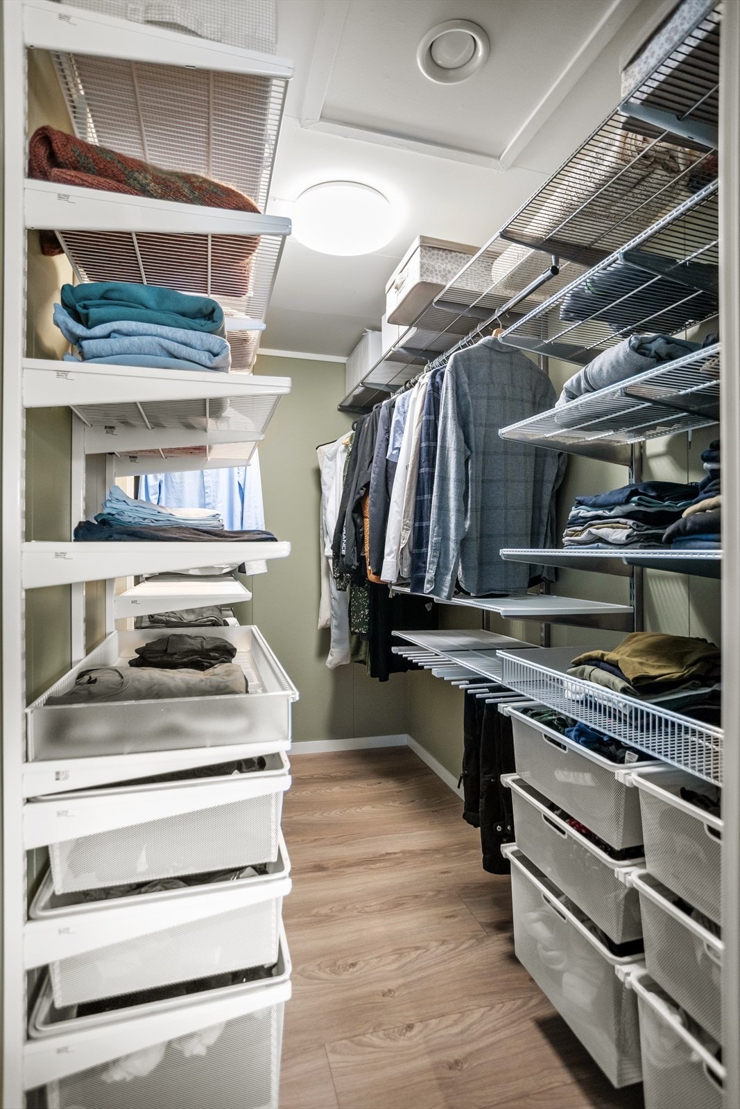 Her er det plassbygd innredning med plass til klær, sko og tilbehør. Galleribilde