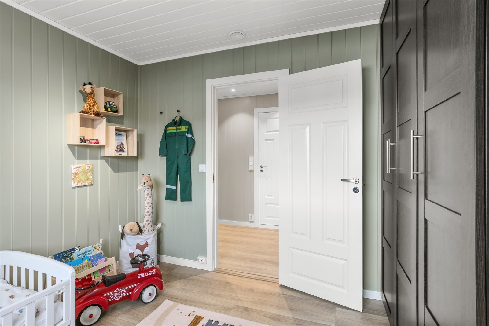 Garderobeskap medfølger. Galleribilde