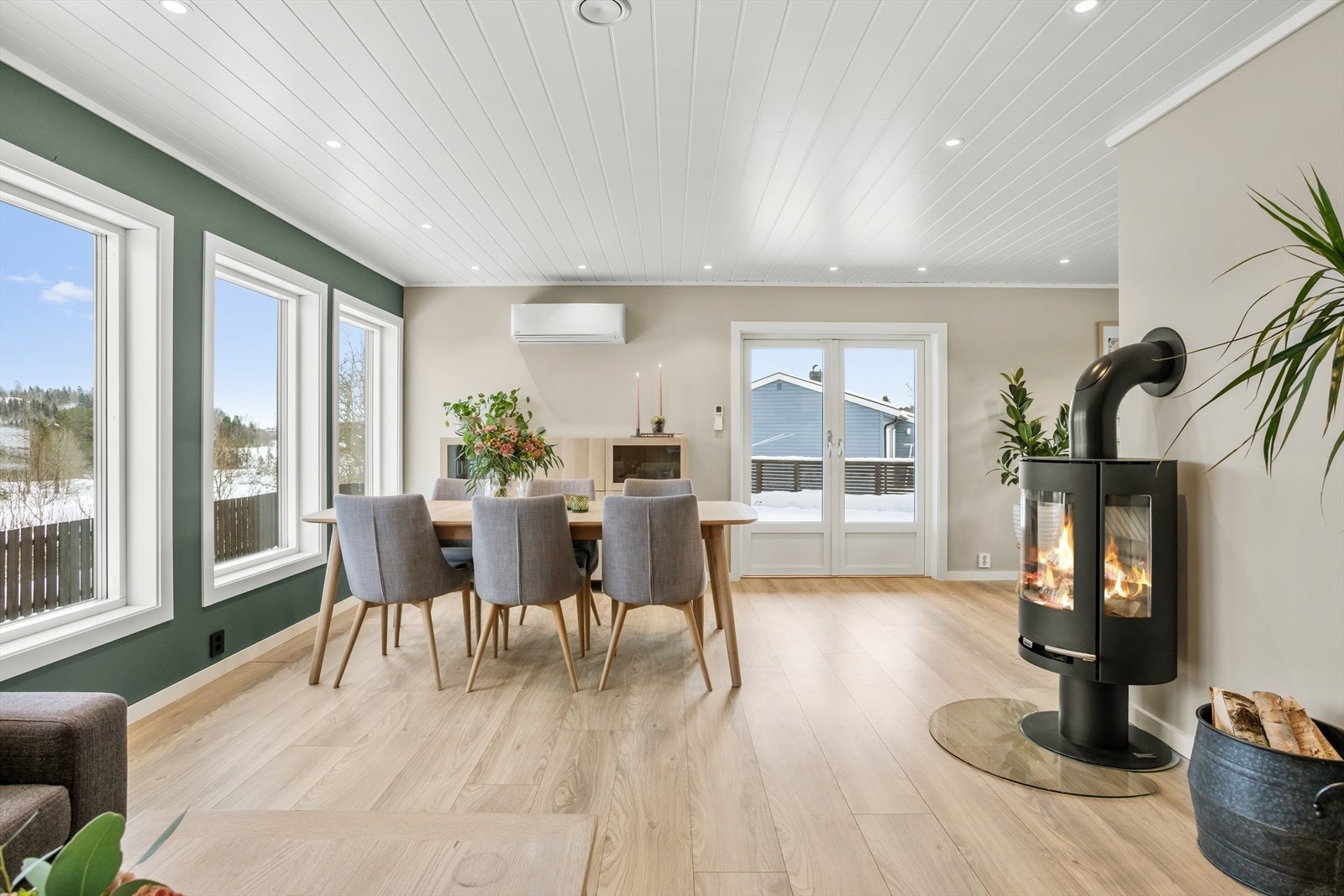 God oppvarming med peisovn og varmepumpe. Boligen ble oppgradert med elektrisk arbeid (bla. nye spotter) i 2026. Galleribilde