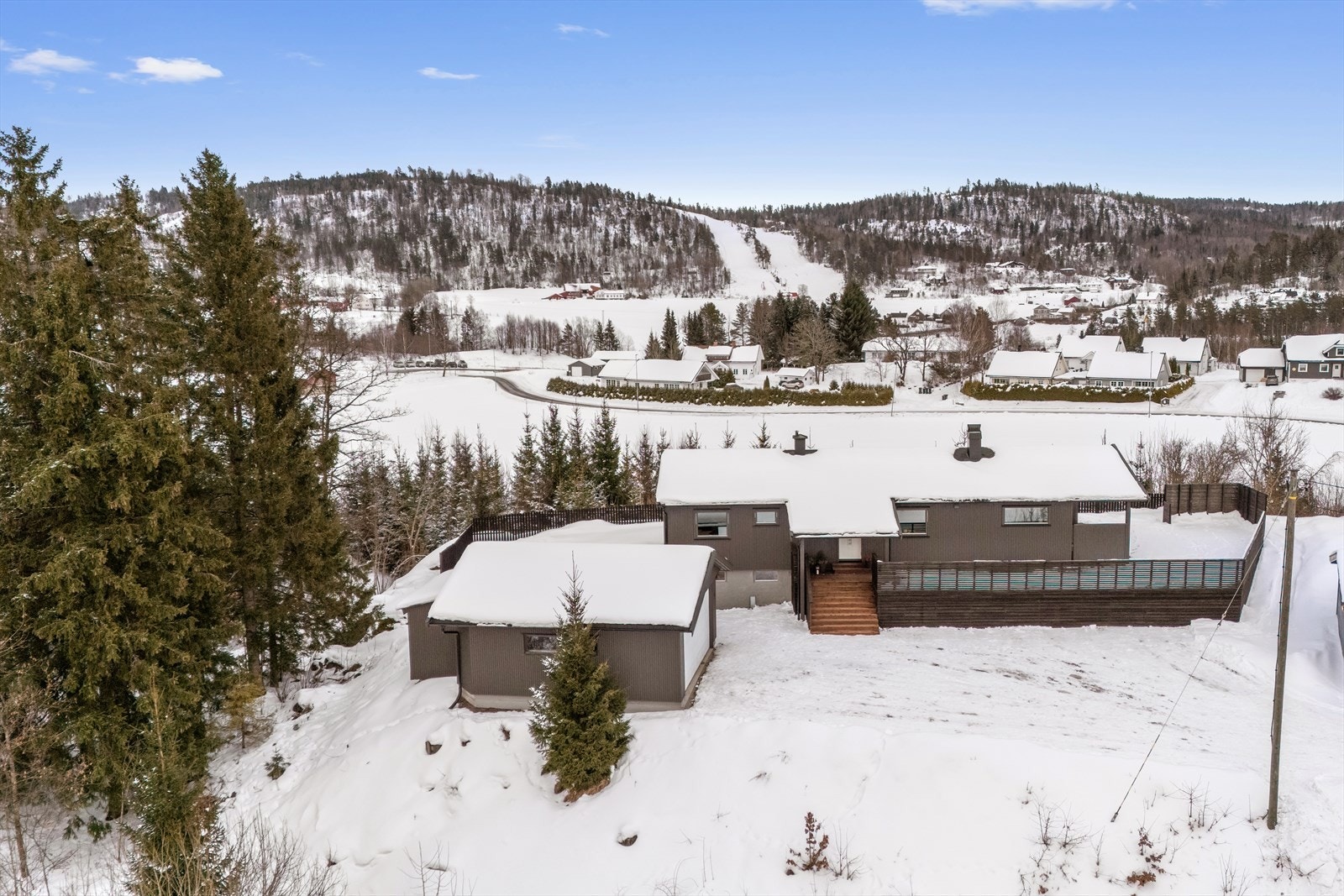 Eiendommen grenser til marka. Galleribilde