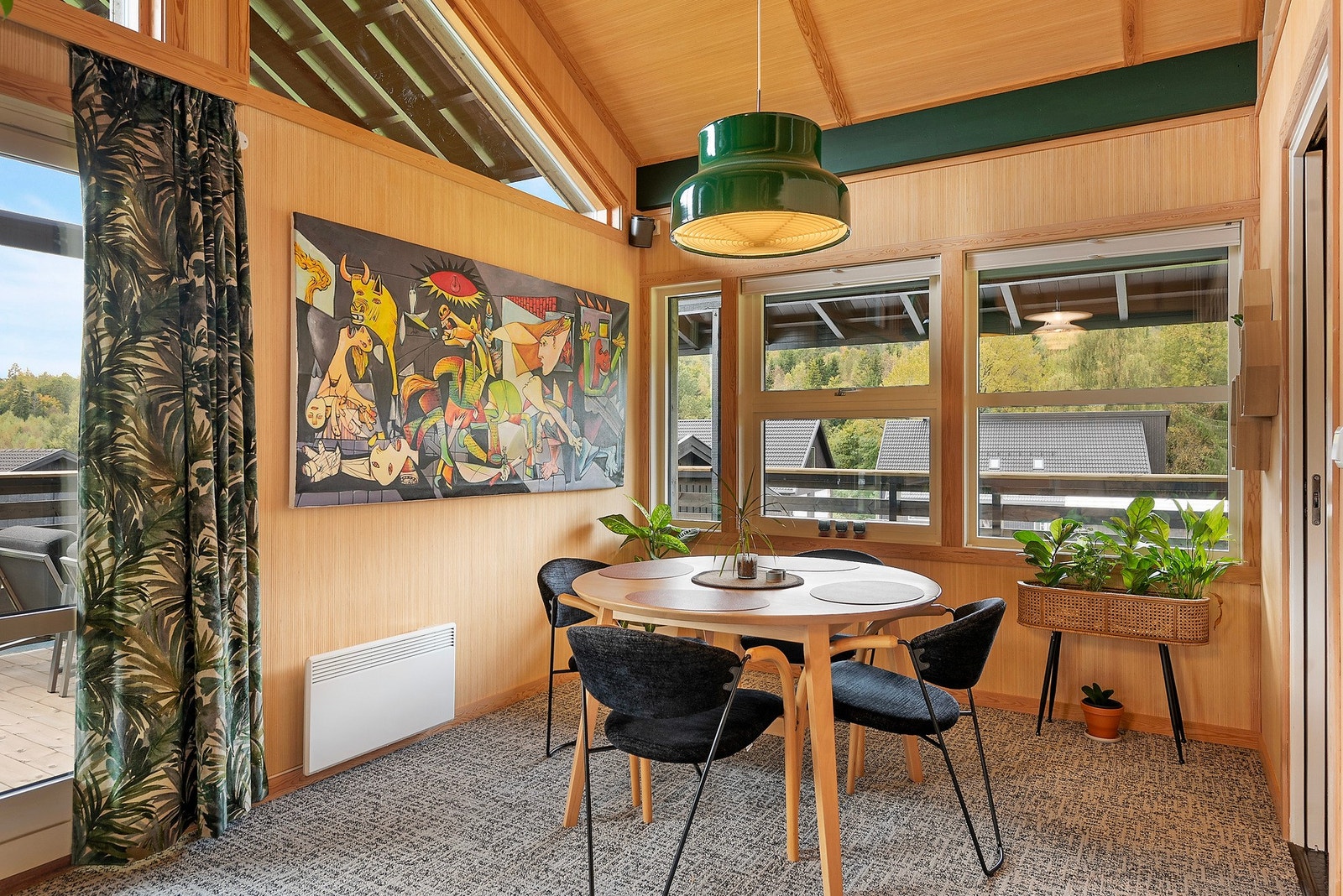 Det privat og koselig område for et hyggelig måltid like ved kjøkkenet Galleribilde