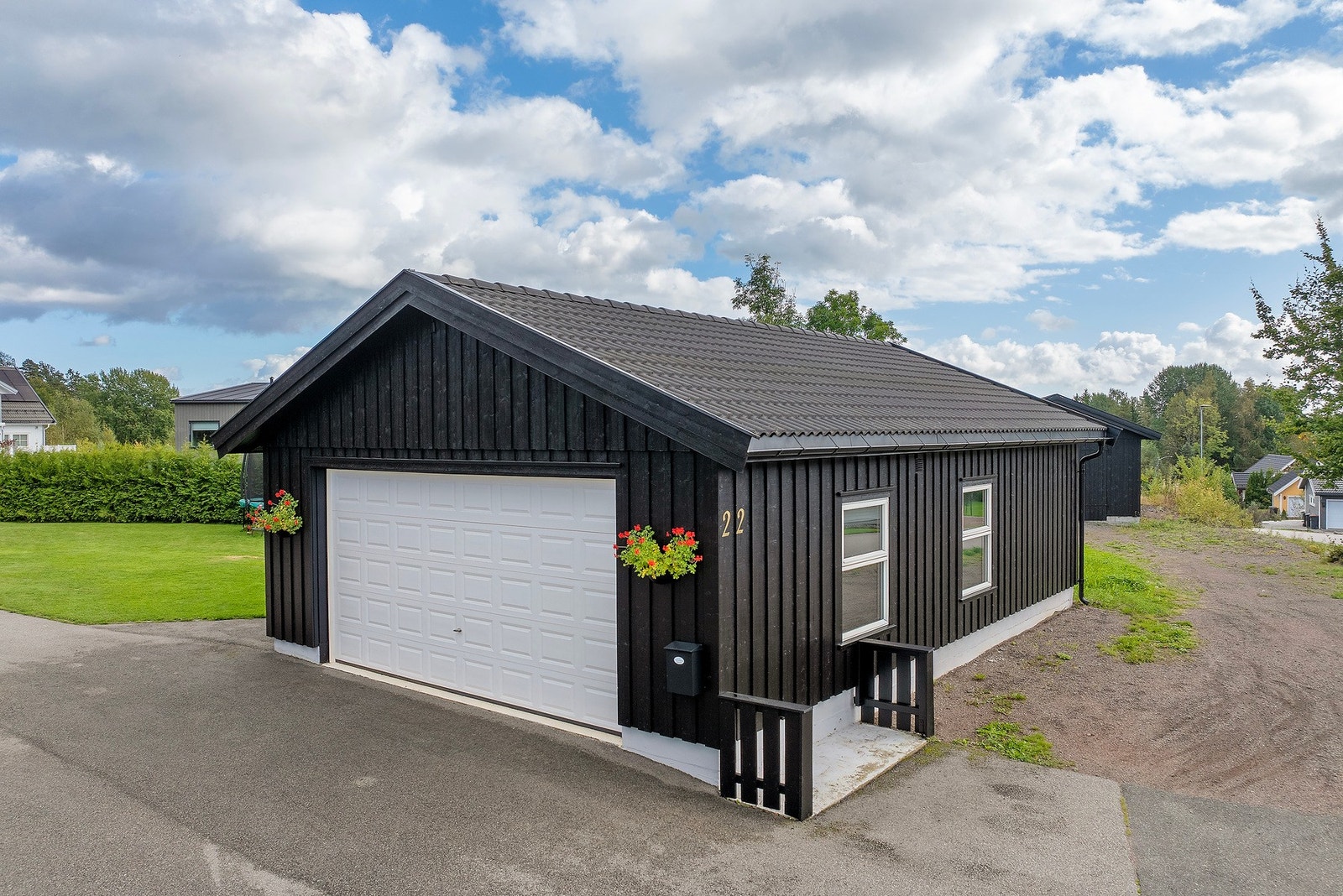 Garasjen er fra 2006 og har blitt oppgrader/ modernisert de senere årene Galleribilde