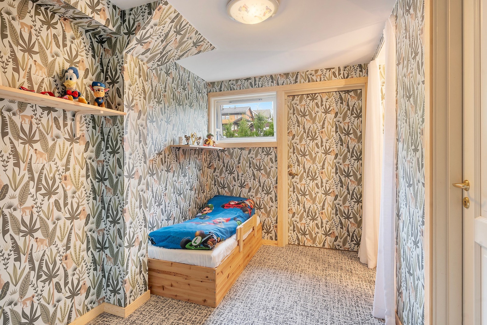 Det minste soverommet har dør som leder ut Galleribilde