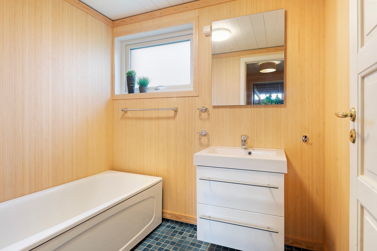 Badet i etasjen er mindre, men gir deg muligheten for et avslappende bad Galleribilde