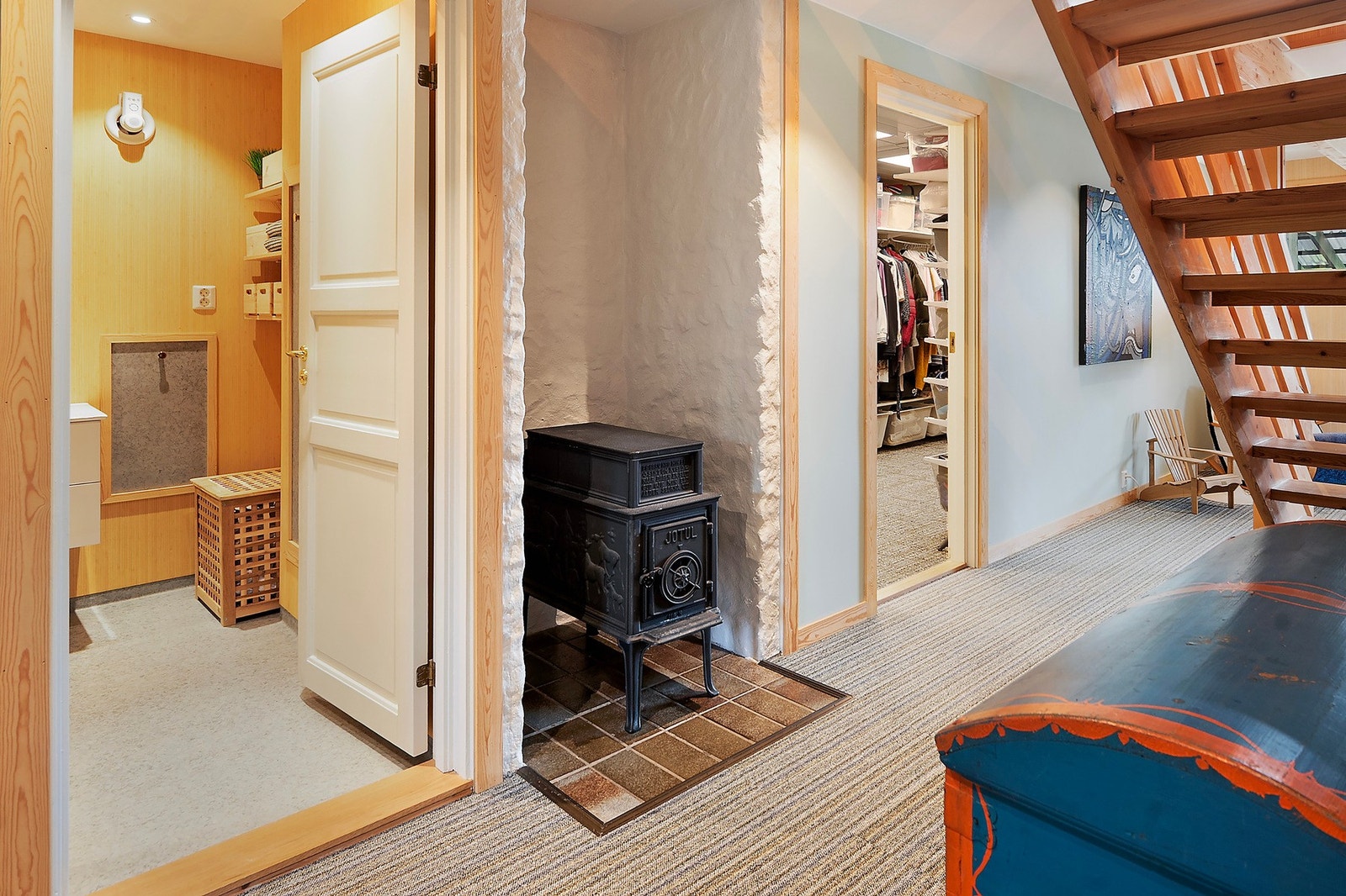 Vedovn i hallen som bidrar til en lun og god varme i etasjen Galleribilde