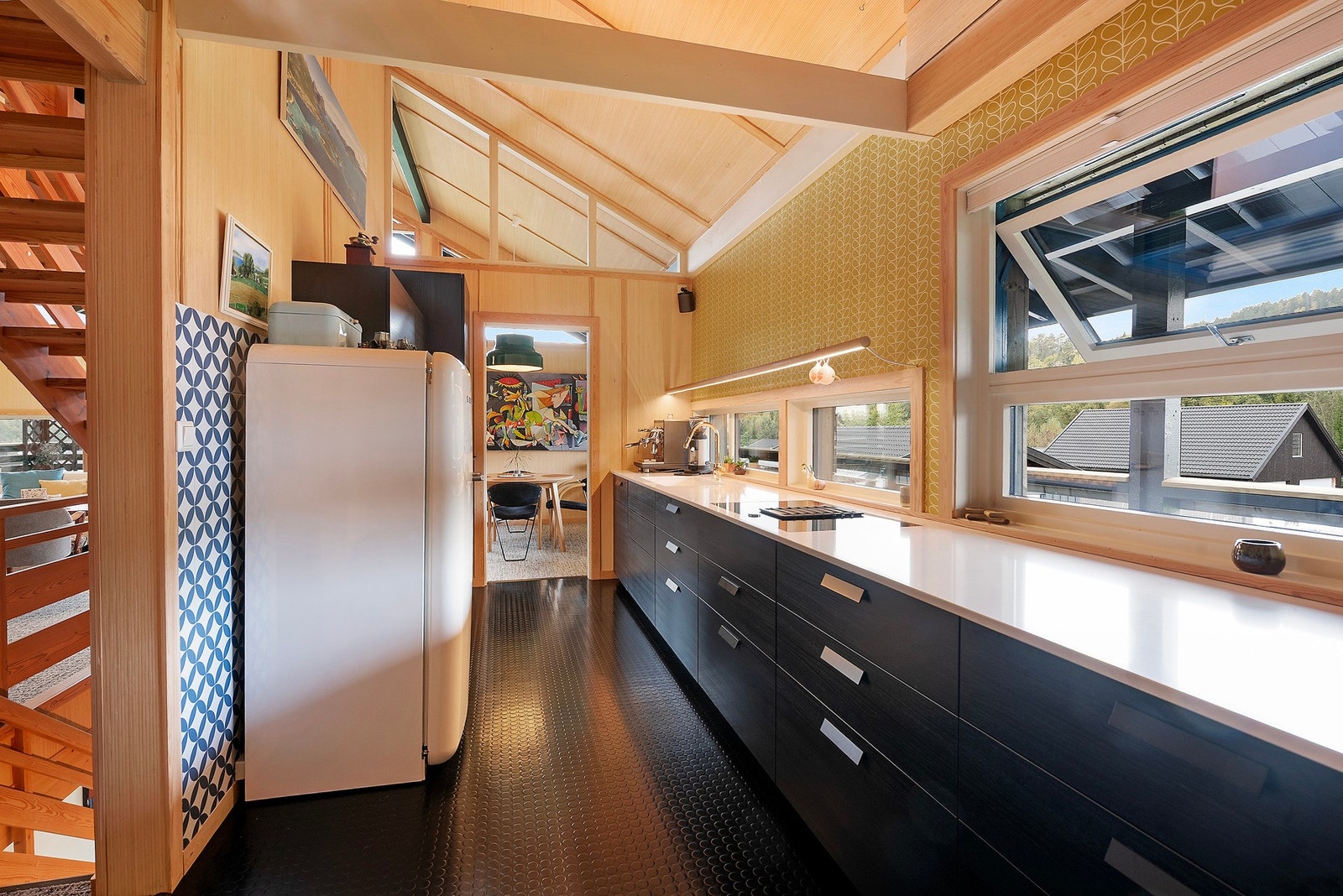 Kjøkkeninnredningen er fra 2018/1029 og gir deg god benkeplass, godt naturlig lys og god oppbevaring i skuffer Galleribilde