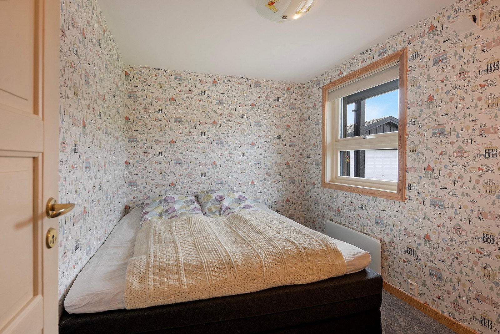 Etasjen byr på 3 soverom så du kan samle hele familien på samme plan Galleribilde