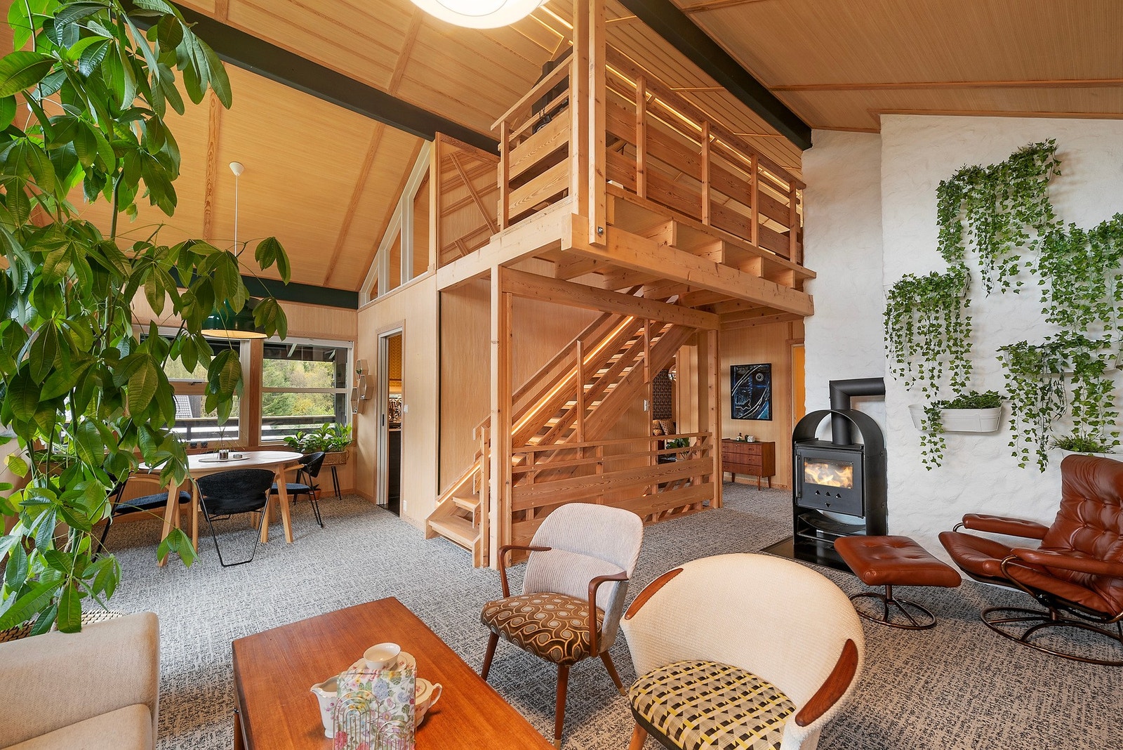 I 1.etasje legger du raskt merke til den unike utførelsen på boligen Galleribilde