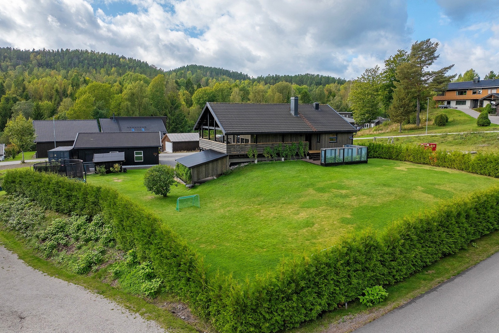 Med hekk rundt hele tomten har du en fin plass for både lek, beplantning og avslapning Galleribilde