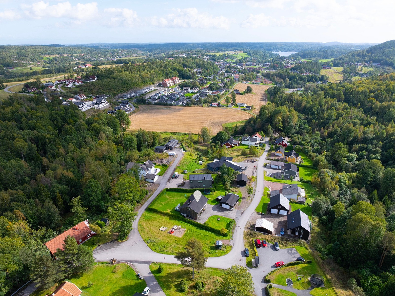 Landlig beliggenhet og gangavstand til Andebu sentrum, skoler, barnehage og turområder Galleribilde