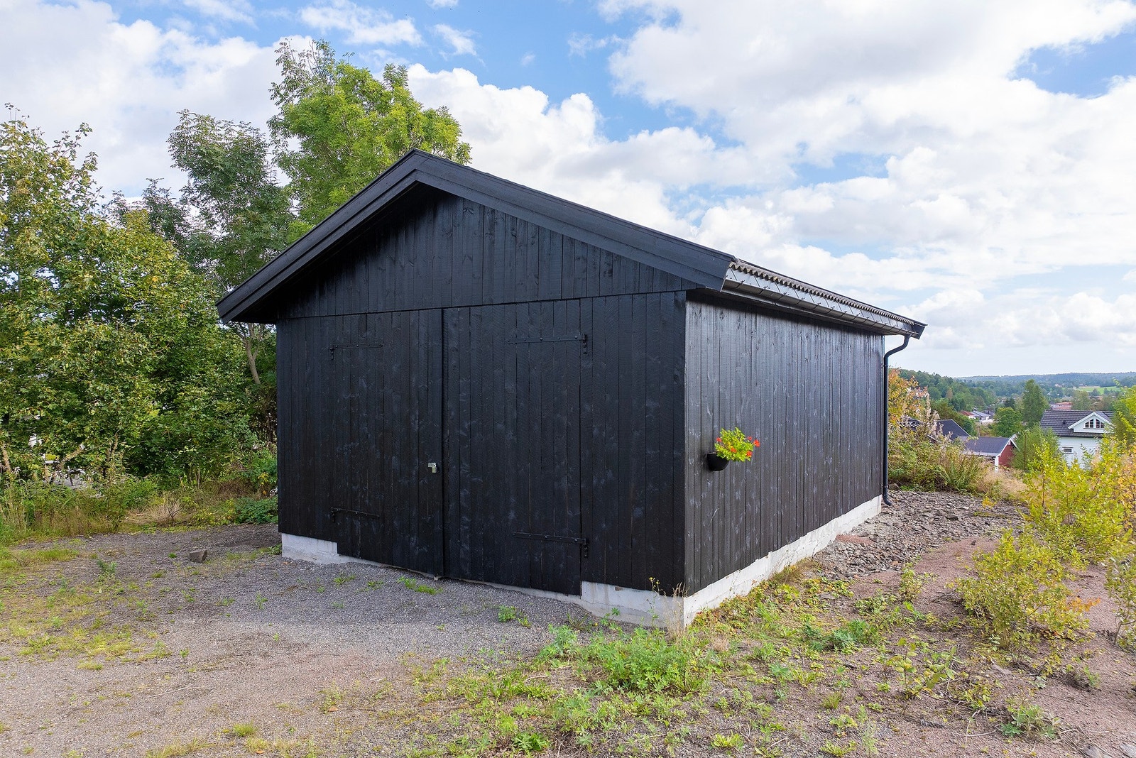 På tomten har du et uthus som ble oppført i 2011 etter riving av det gamle Galleribilde