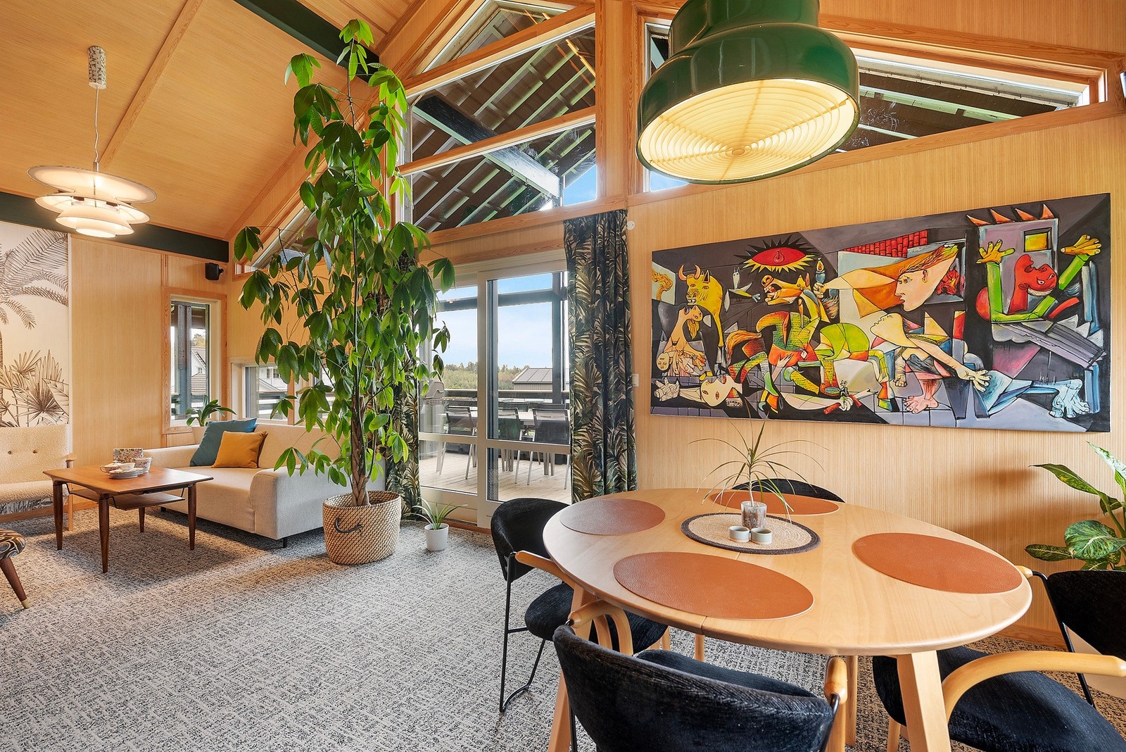 Store vindusflater slipper inn rikelig med naturlig lys, og med skyvedør ut til terrassen blir det enkelt å nyte uteplassen Galleribilde