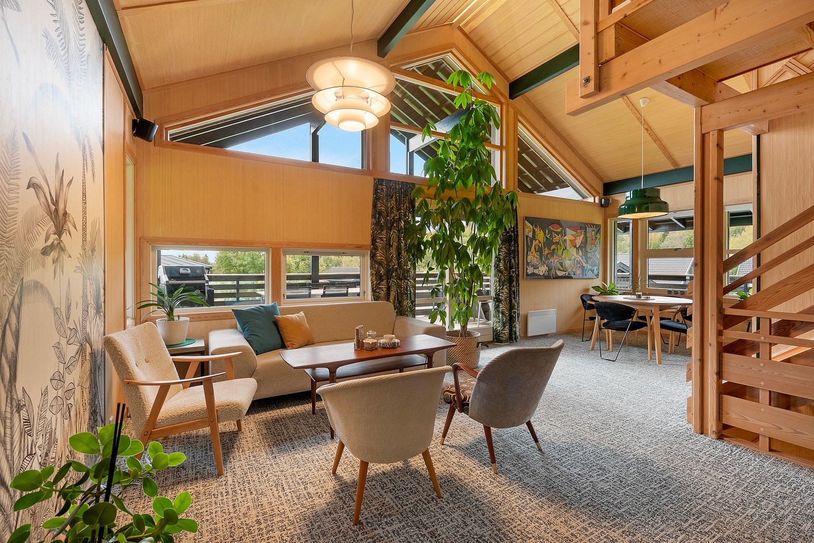 God takhøyde med store vindusflater og et rom som gir plass for både sofagruppe og spisestue Galleribilde