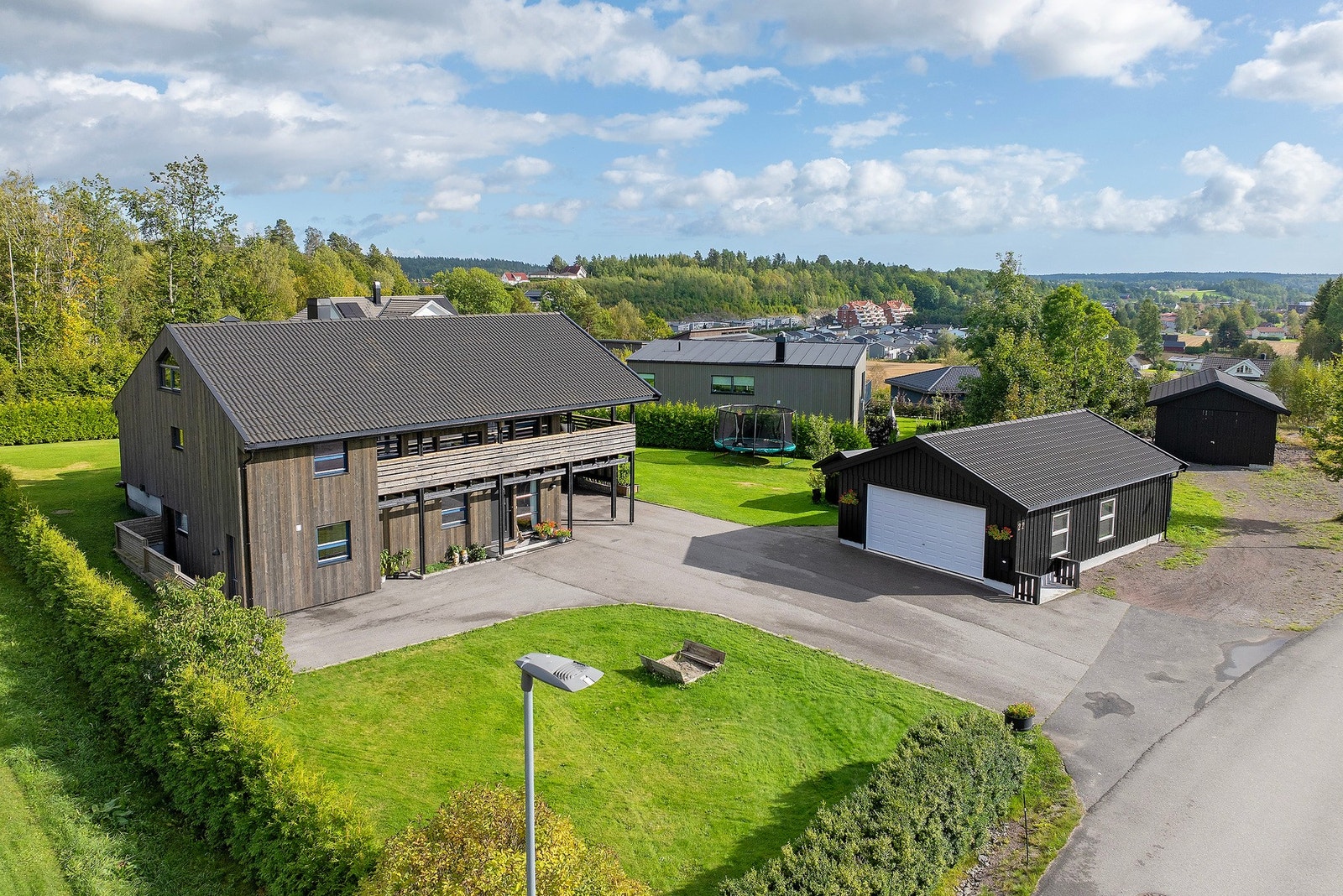 Jørn Andersen og EIE eiendomsmegling ønsker velkommen til Hoksrødveien 22 Galleribilde