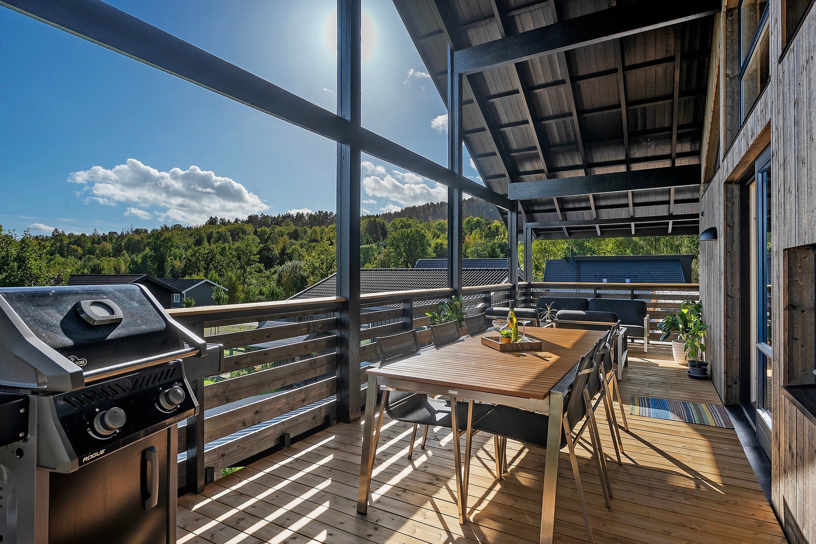 Solrik og usjenert terrasse med flott utsyn over området Galleribilde
