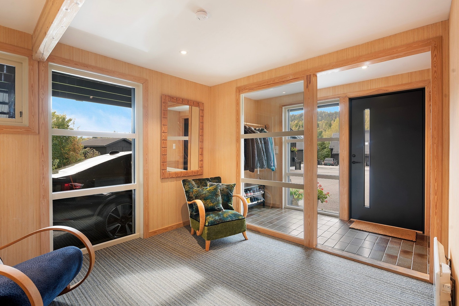 Velkommen inn - Her har du flislagt entré med plass til å henge fra deg før du går videre inn i boligen Galleribilde