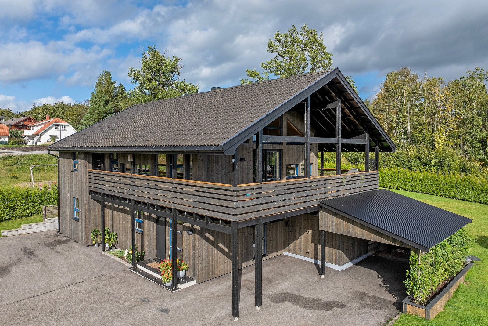 Asfalter innkjørsel, parkering i carport og garasje, overbygget inngangsparti og veranda på 54 m2 Galleribilde