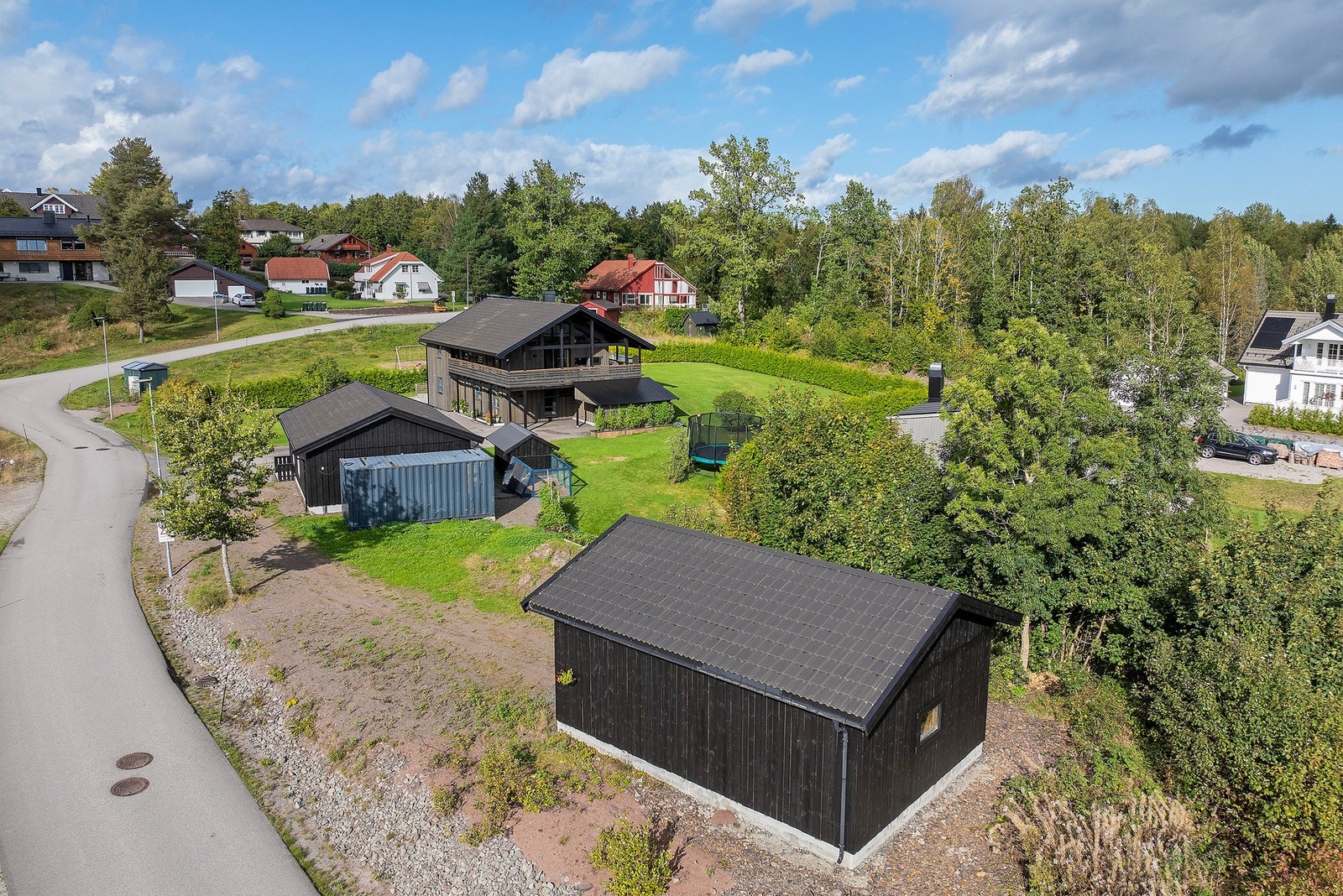 Her bor i blindvei med lite trafikk forbi og et område med flere eneboliger og potensielle lekekammerater Galleribilde