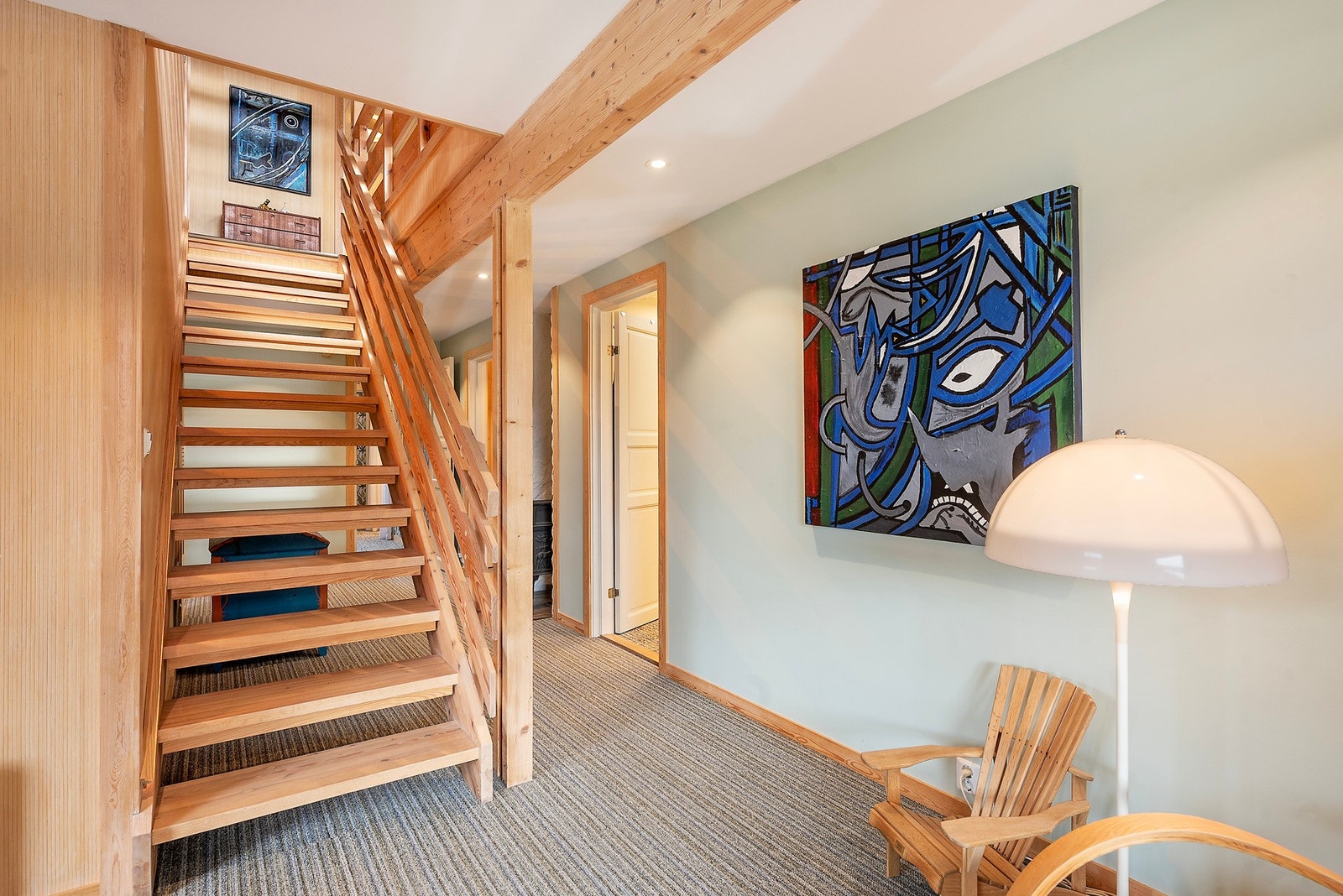 Enkel tilgang til oppholdsrom i 1.etasje samt soverom, bad og lagringsplass i underetasjen Galleribilde