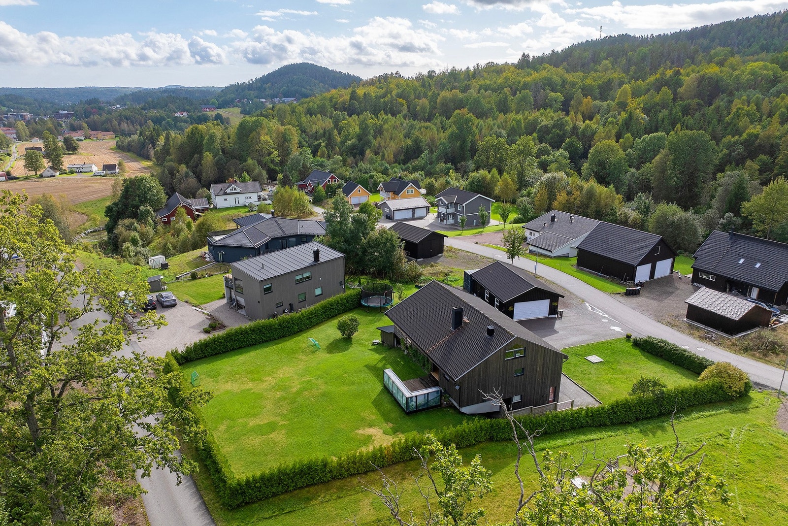Eiendommen har en høy og usjenert beliggenhet med liten lekeplass på andre siden av hekken Galleribilde