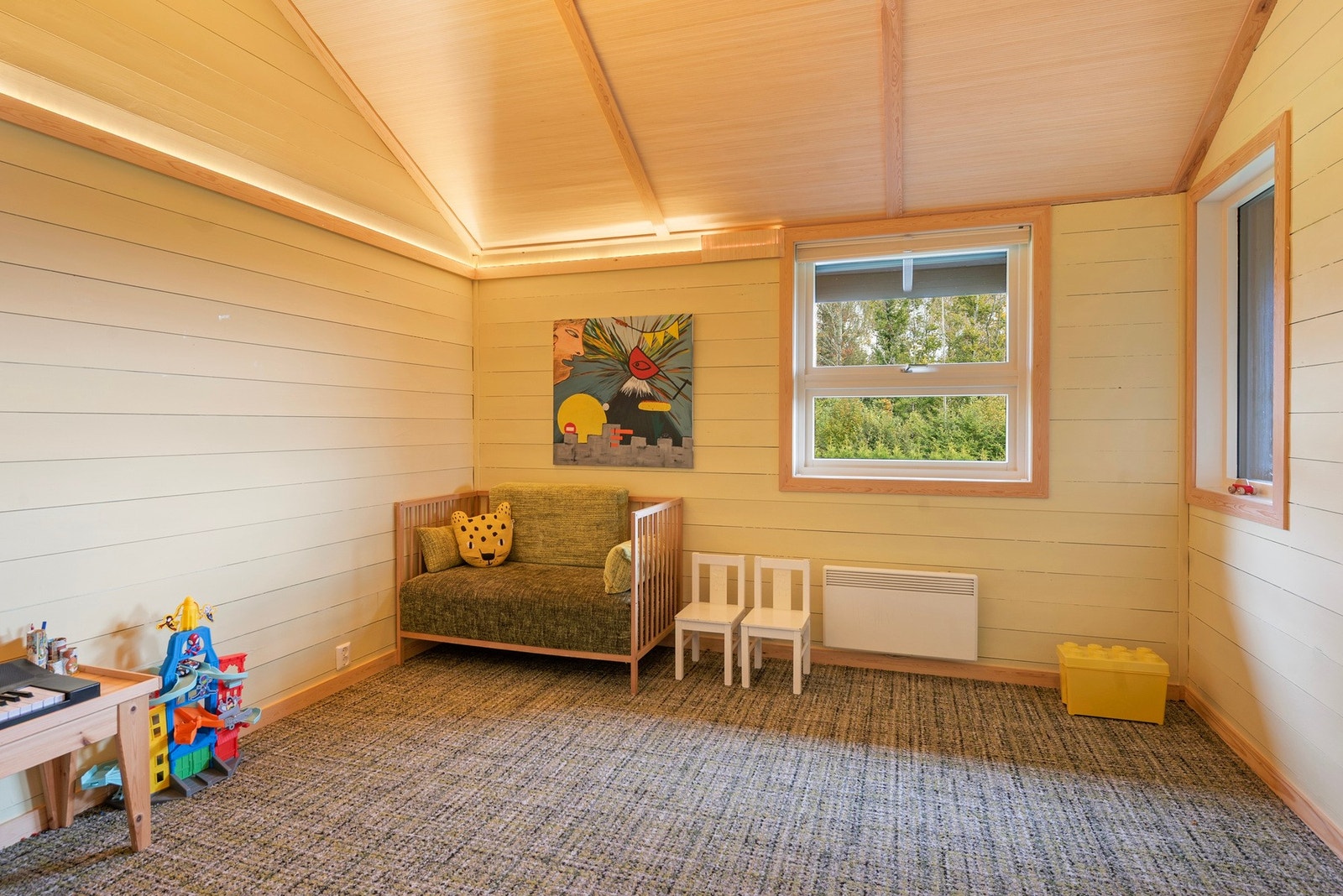 Med 5 soverom i boligen har du god plass til hele familien, gjester og kontor Galleribilde