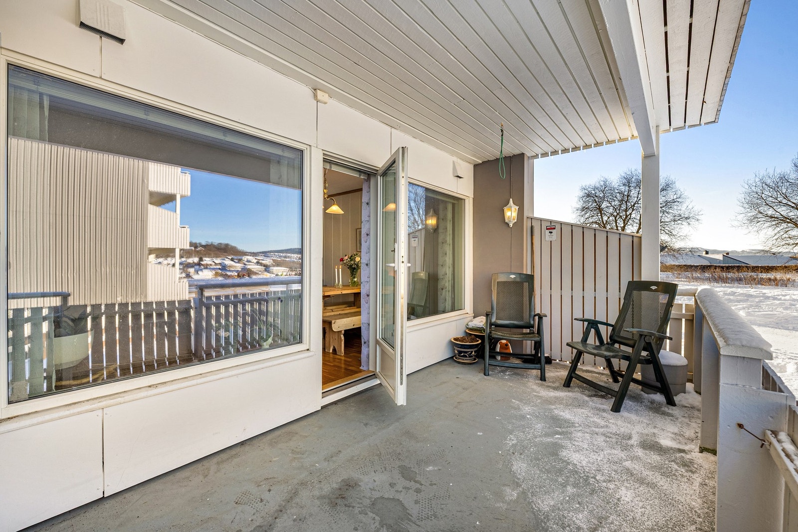 Stuen forlenges i en overbygget altan på 10 kvm med god plass til sittegruppe. Galleribilde