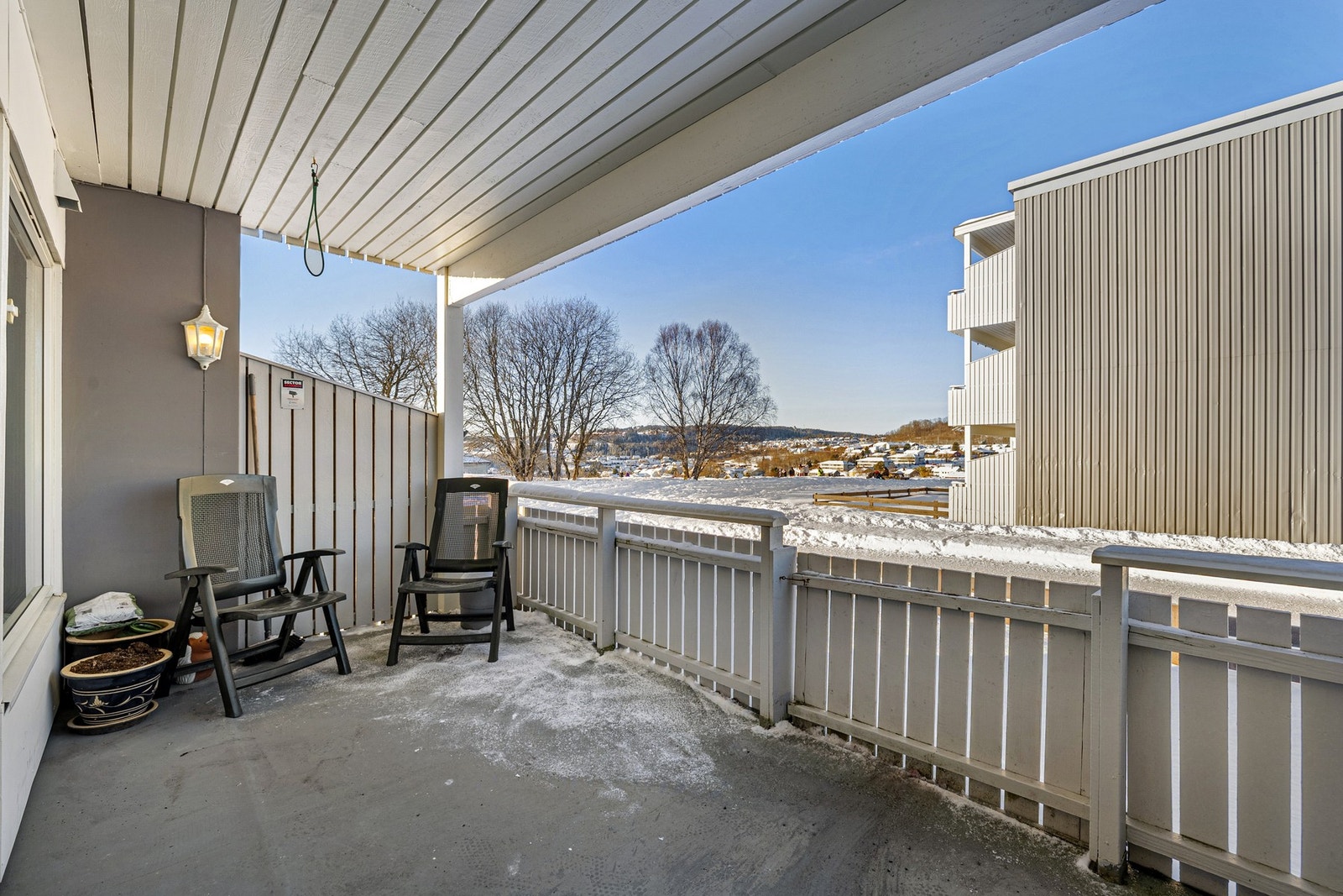 Leiligheten ligger på enden av blokka, med lite innsyn fra tunet og utsikt ned mot Rydningen. Galleribilde