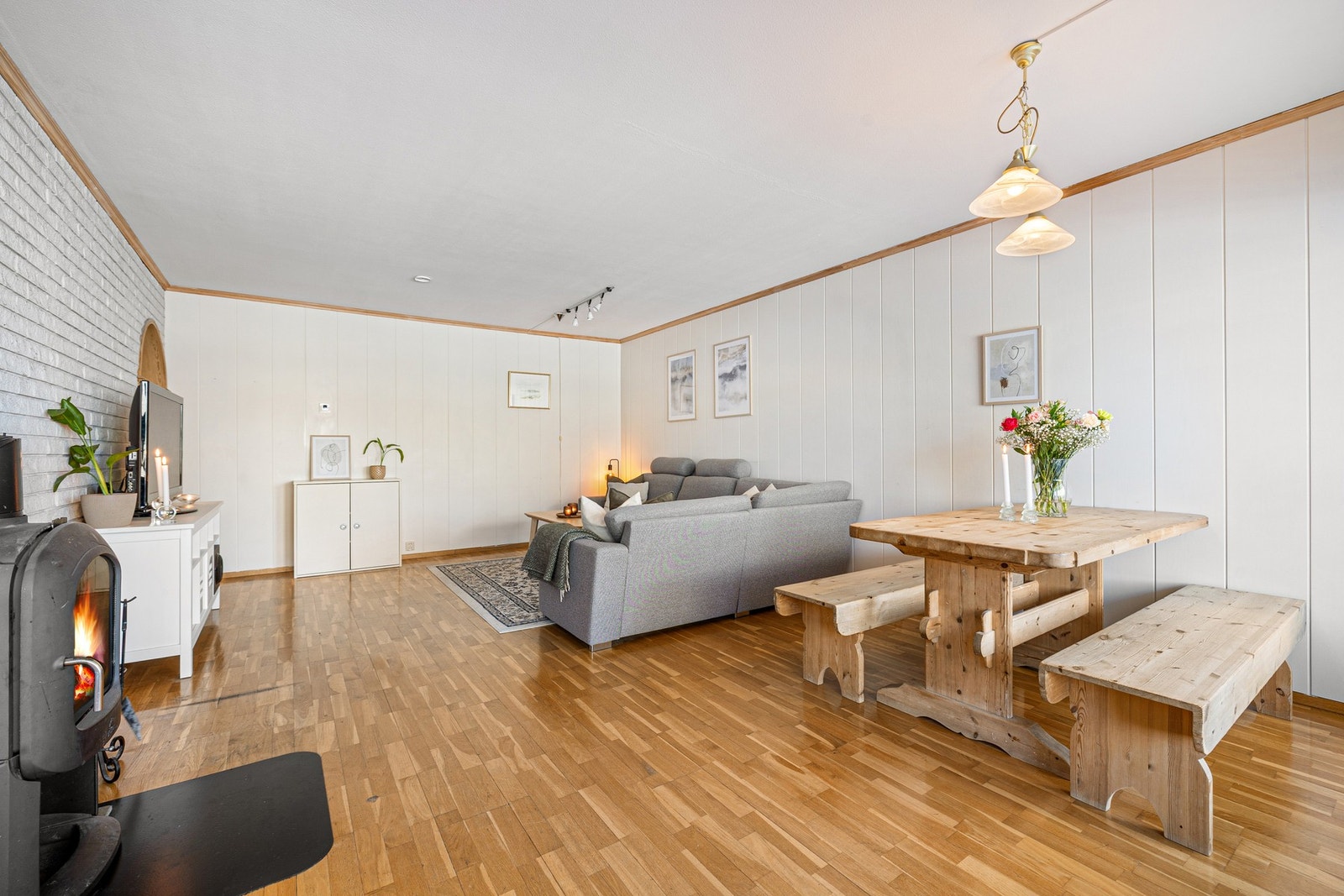 Stuen har gode veggflater og kan møbleres på flere ulike måter. Galleribilde