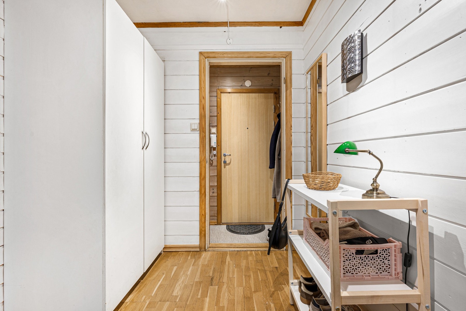 Leiligheten ligger i et rolig område på Hallset med umiddelbar nærhet til dagligvare, treningssenter, alle skoletrinn og kollektivtransport. Galleribilde