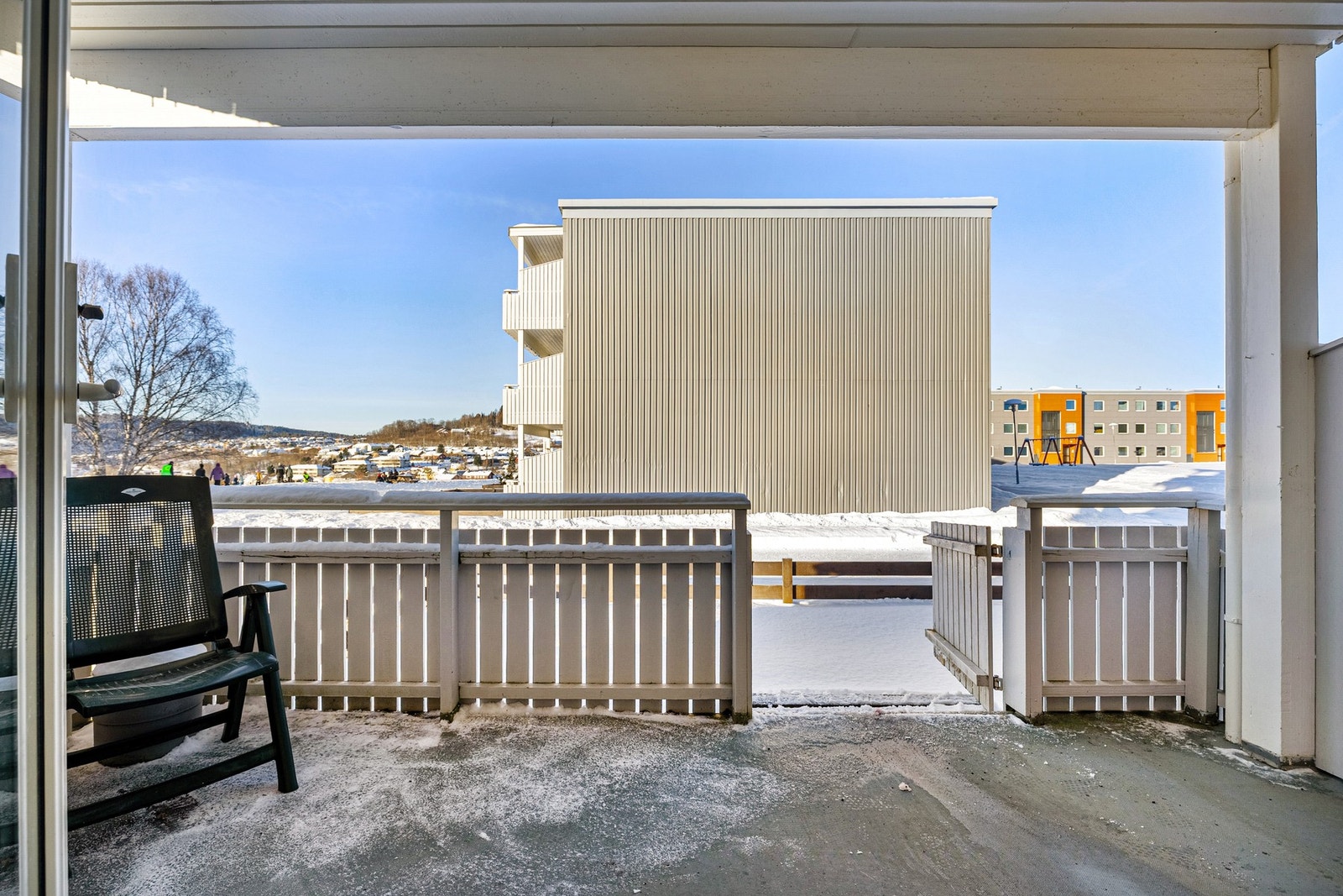 Trapp ned til en inngjerdet hage. Galleribilde