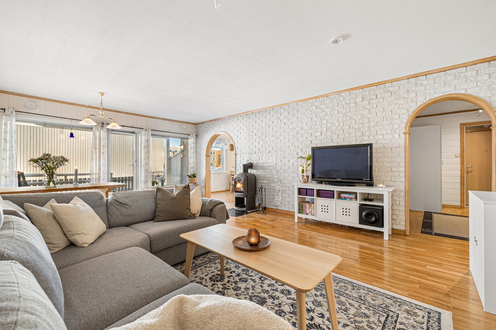 På stuen er det vedfyring som byr på lun varme, koselig stemning og lavere strømkostnader i vinterhalvåret. Galleribilde