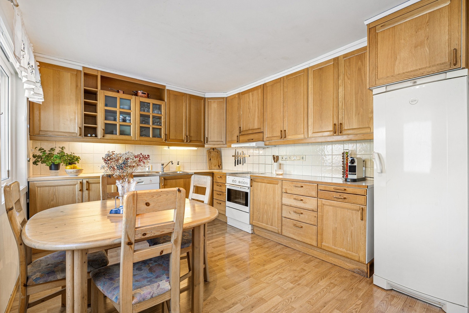 Kjøkkenet er svært romslig og har god plass til spisebord. Galleribilde