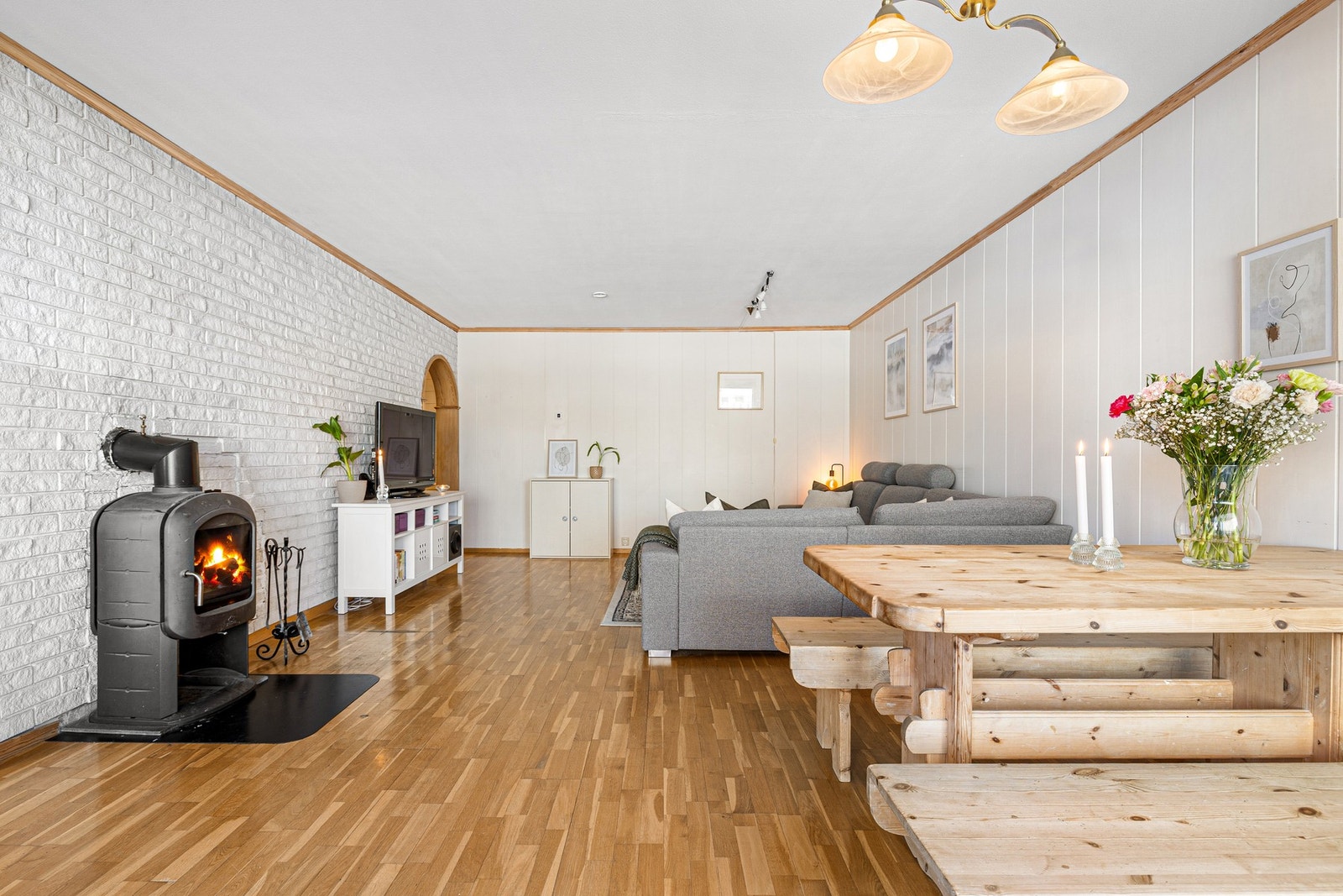 Romslig stue med god plass til både sofakrok og spisestue. Galleribilde