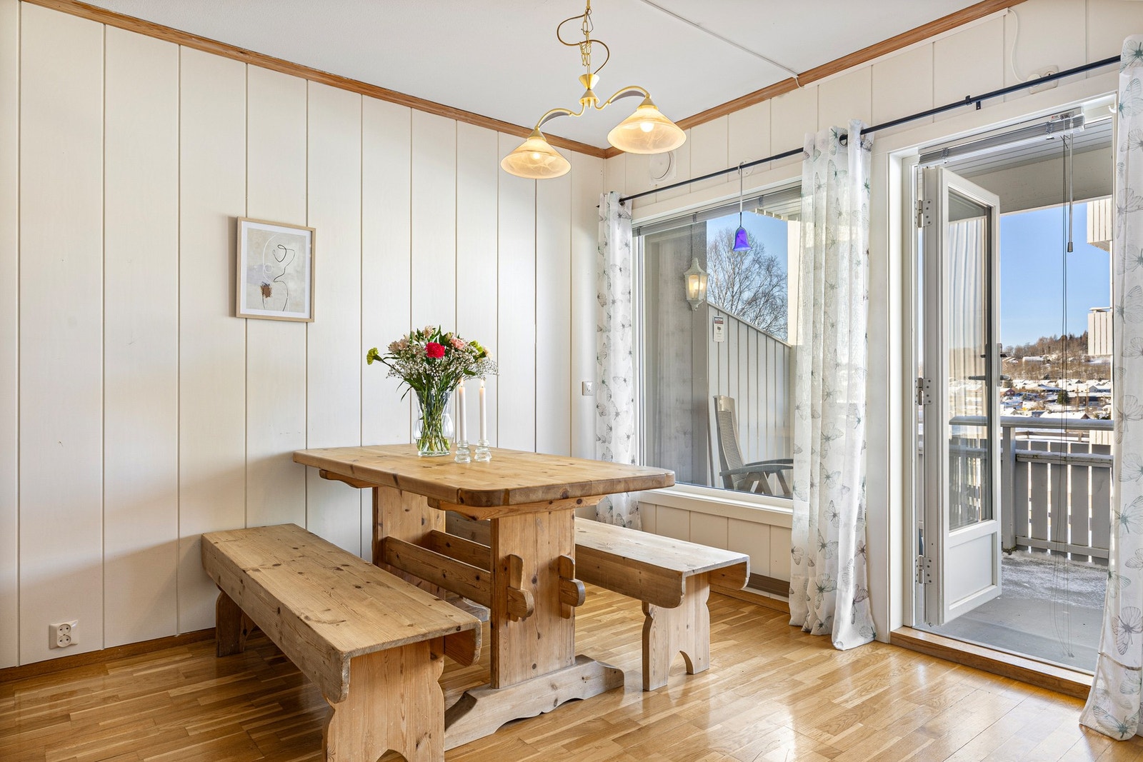 Godt med lysinnslipp fra store vindusflater. Galleribilde