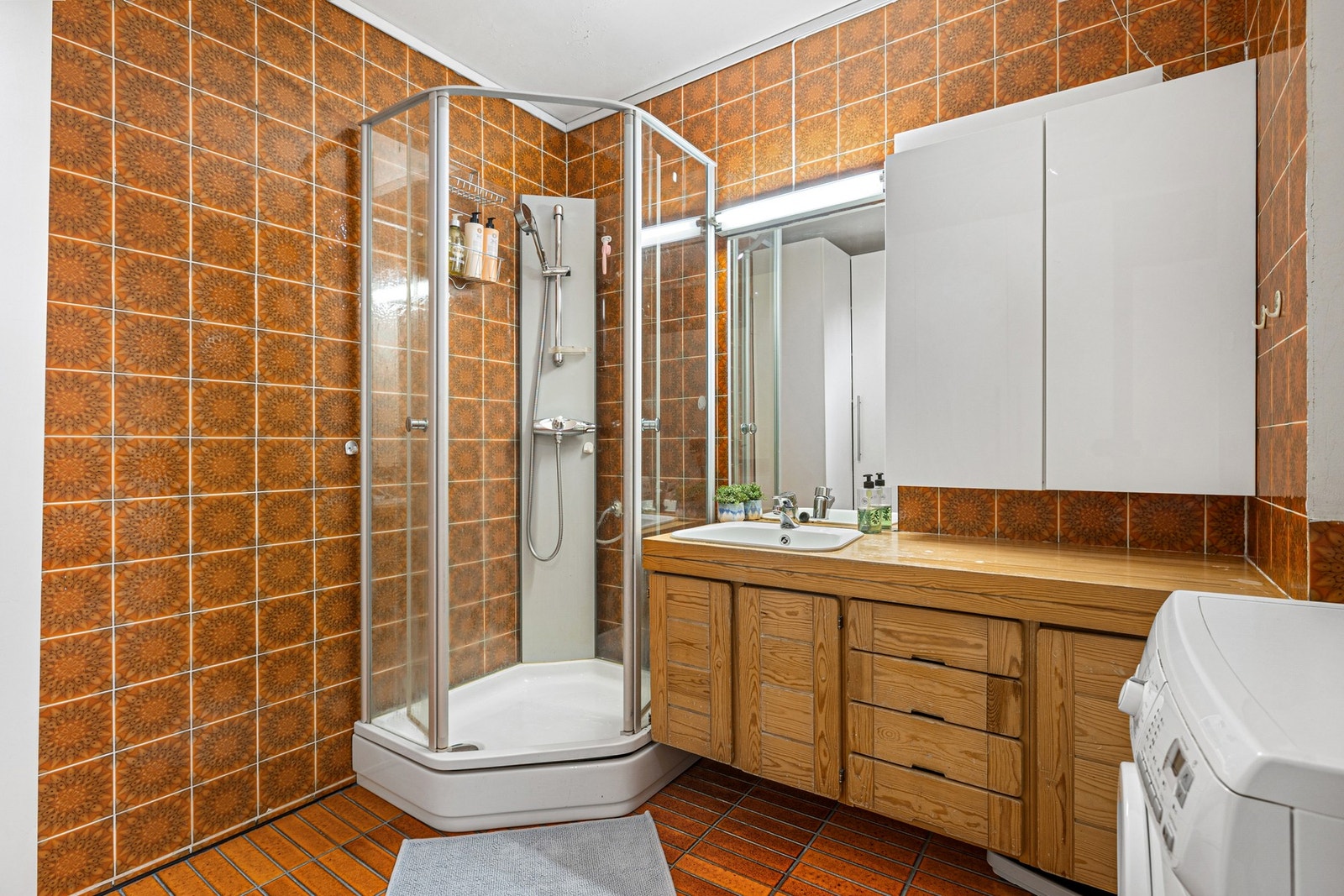 Romslig bad med opplegg for vaskemaskin. Galleribilde