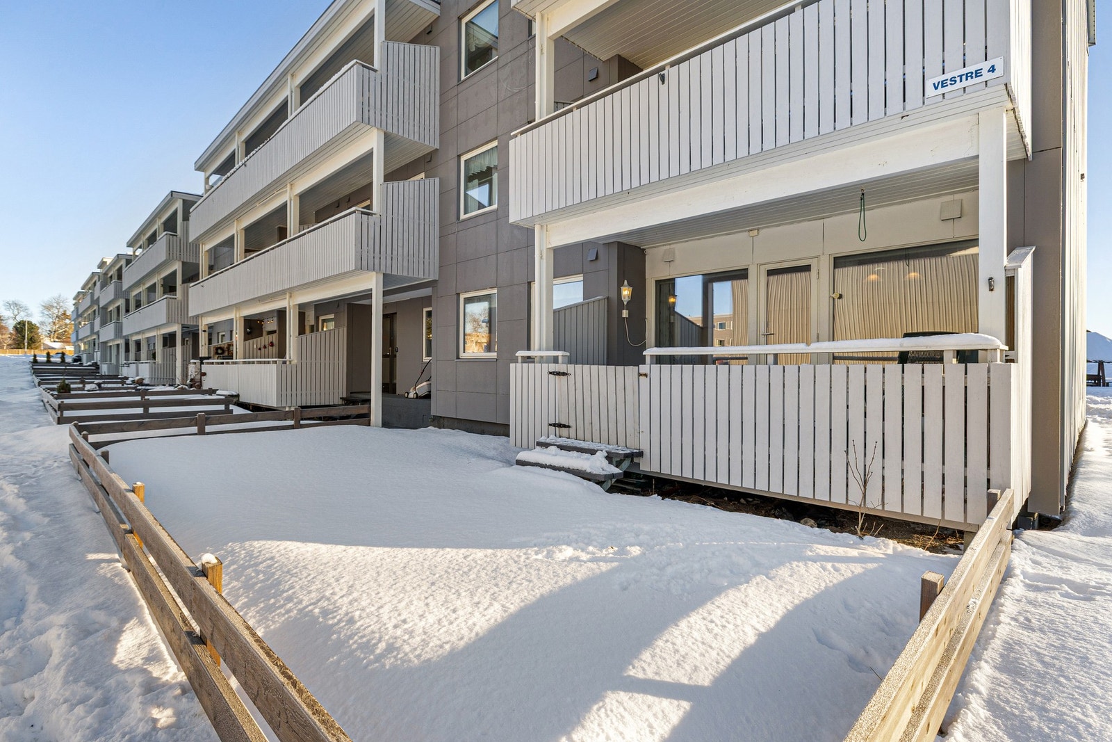 Leiligheten vender inn mot et rolig tun, og har en overbygget altan med nedgang til inngjerdet hage. Galleribilde