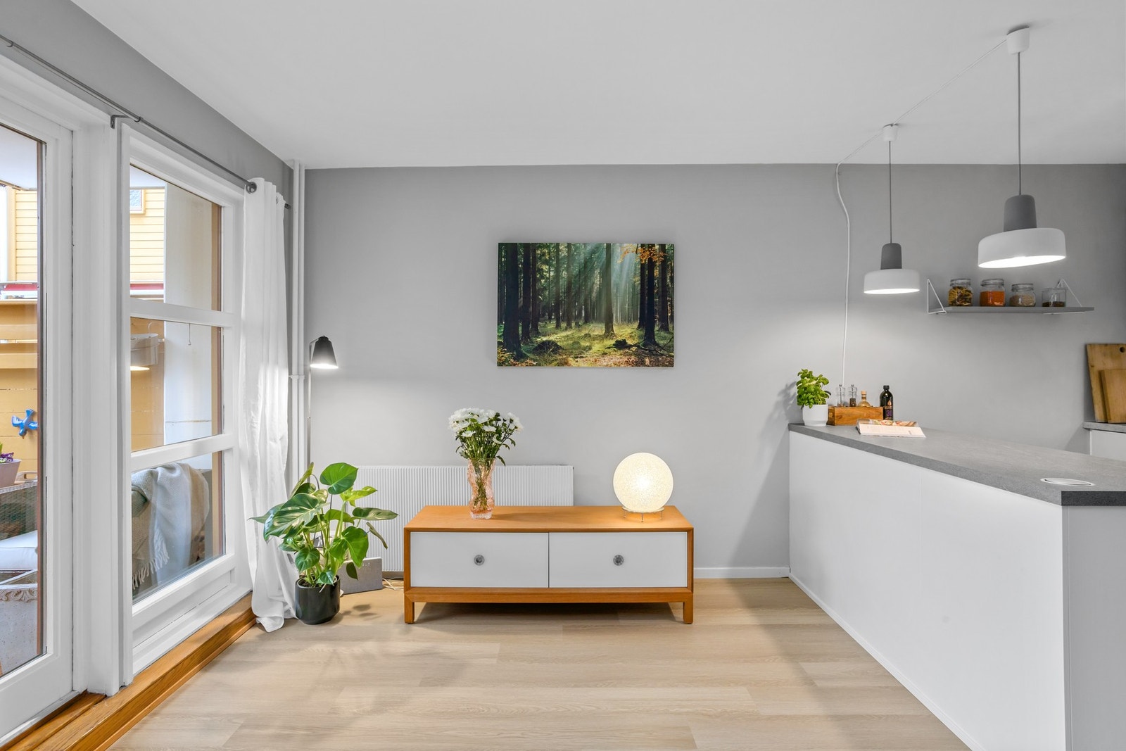 Stue og kjøkken i åpen løsning. Galleribilde