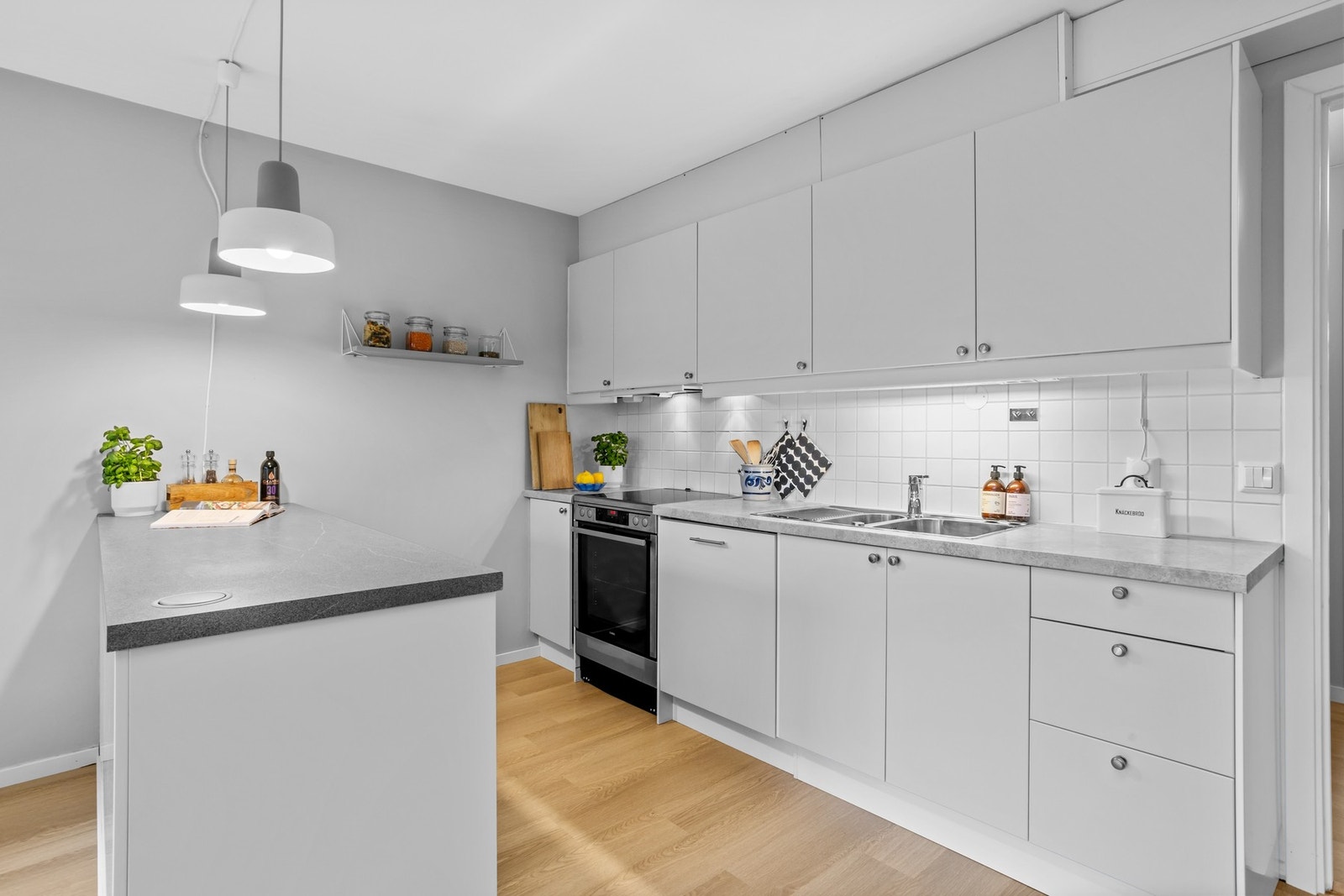 Pent kjøkken med godt med skap- og benkeplass. Galleribilde