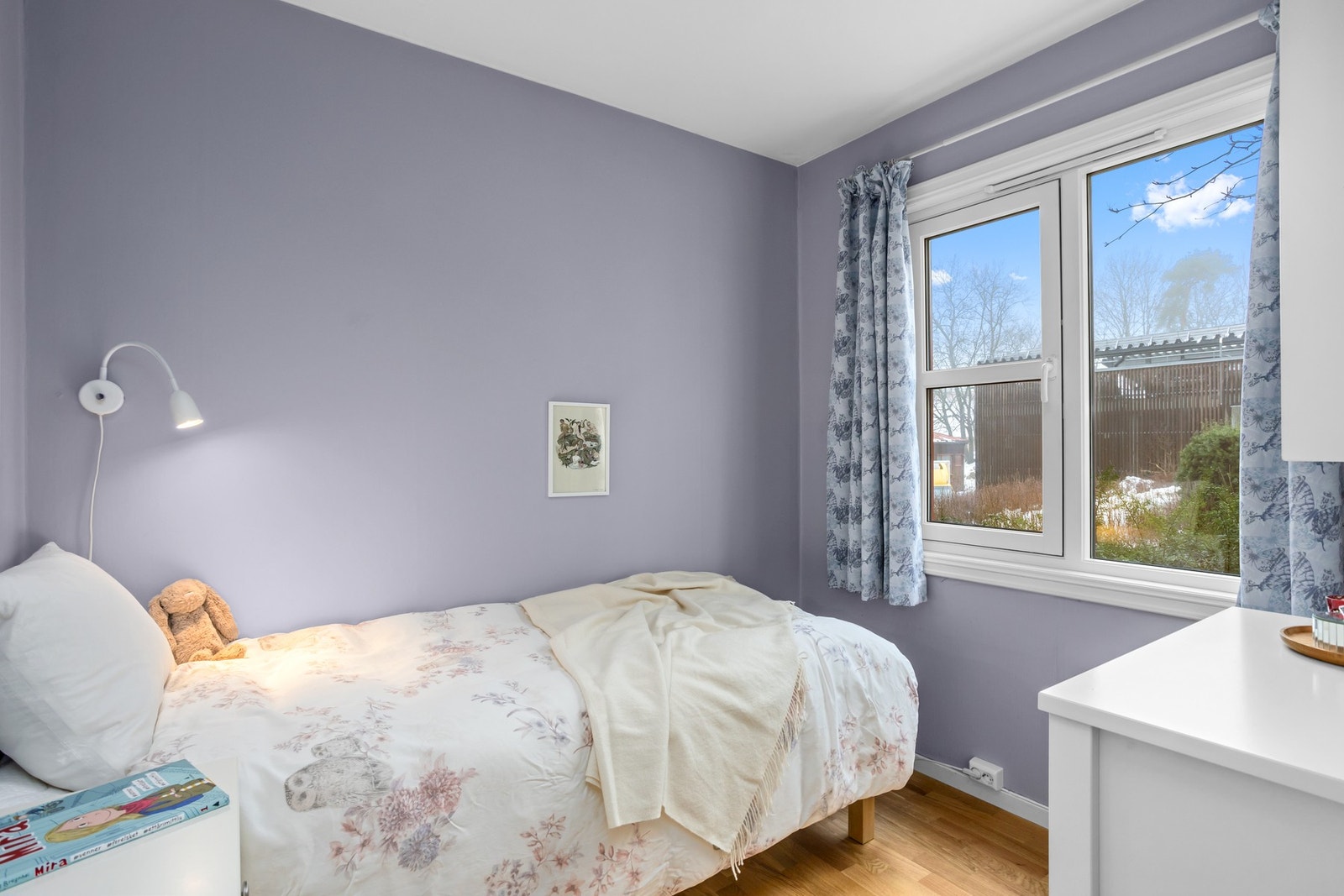 Soverom med plass til seng og diverse møbler. Galleribilde