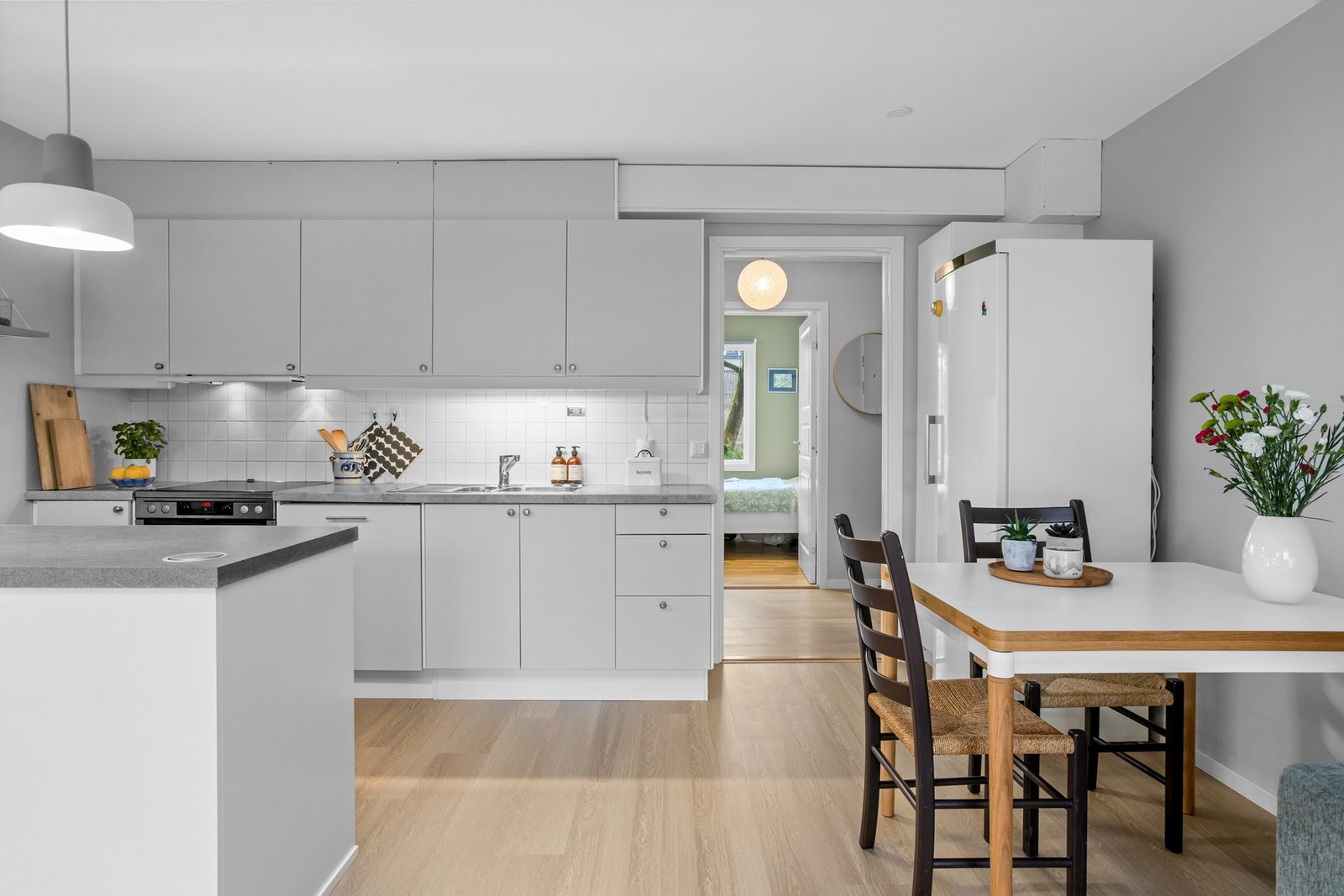 Det er en naturlig plass for spisebordet i enden av kjøkkenet. Galleribilde