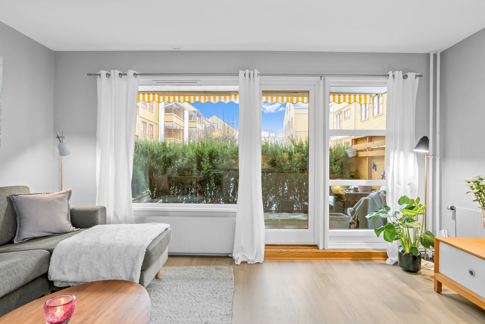 Velkommen til Skøyenveien 65, en lys leilighet med stor terrasse og garasjeplass i Øvre Silkestrå borettslag. Galleribilde