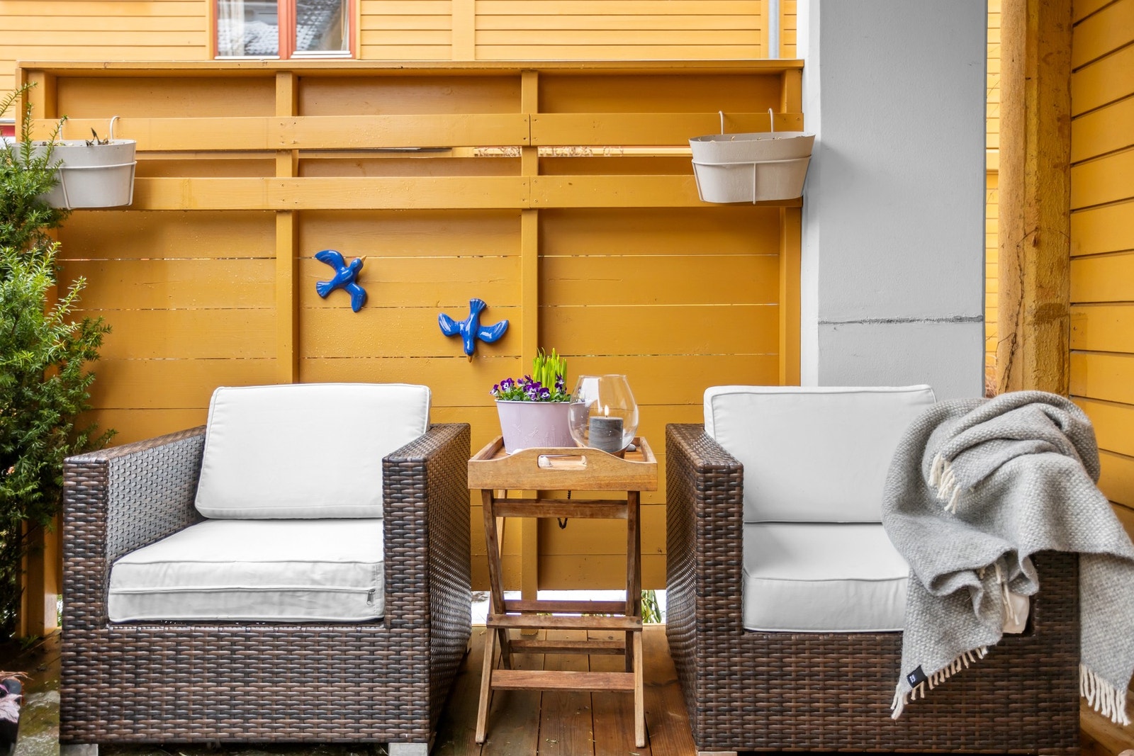 Terrassen fungerer som en ekstra stue på sommerhalvåret. Galleribilde