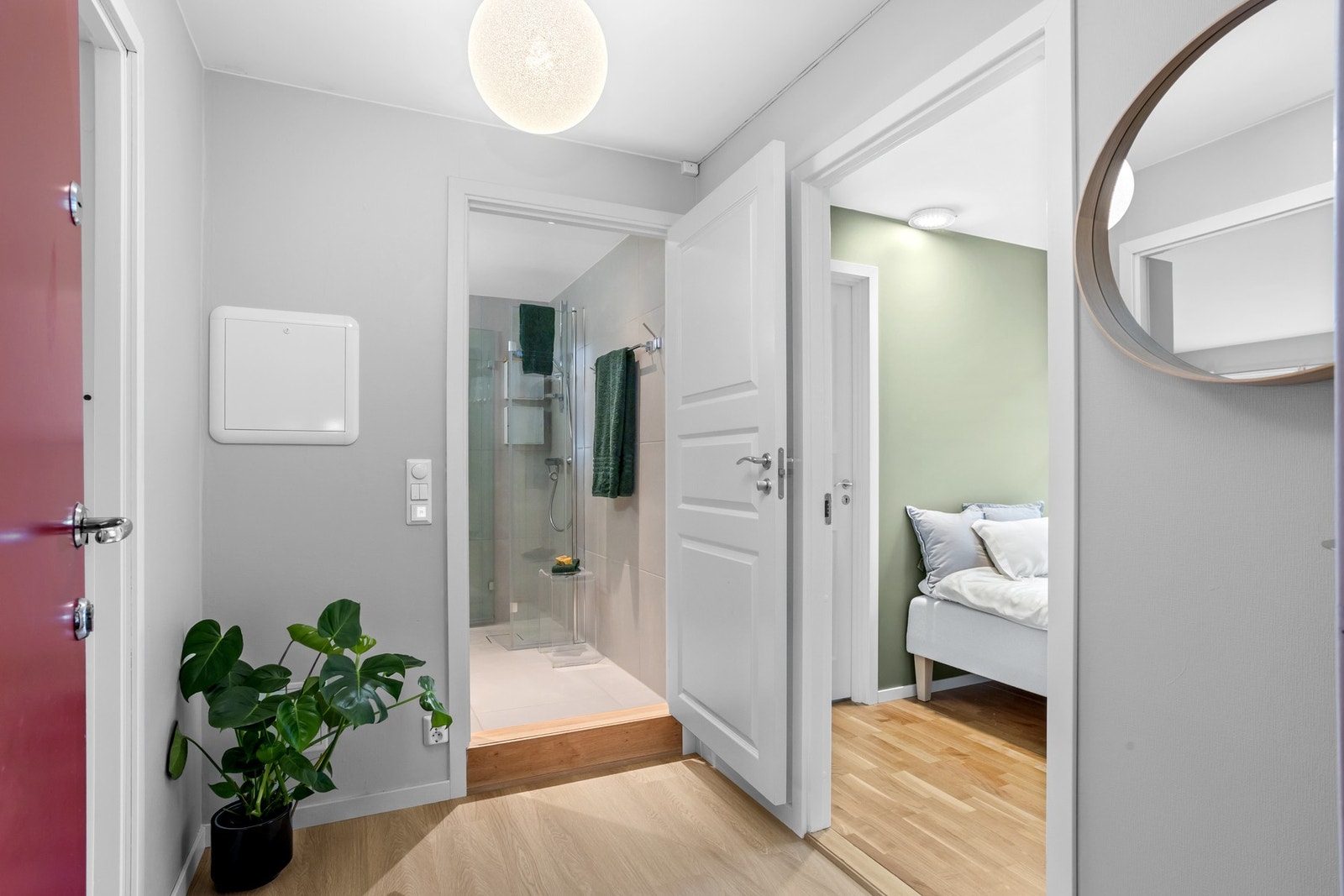 Entré/gang med videre inngang til soverom og bad. Galleribilde