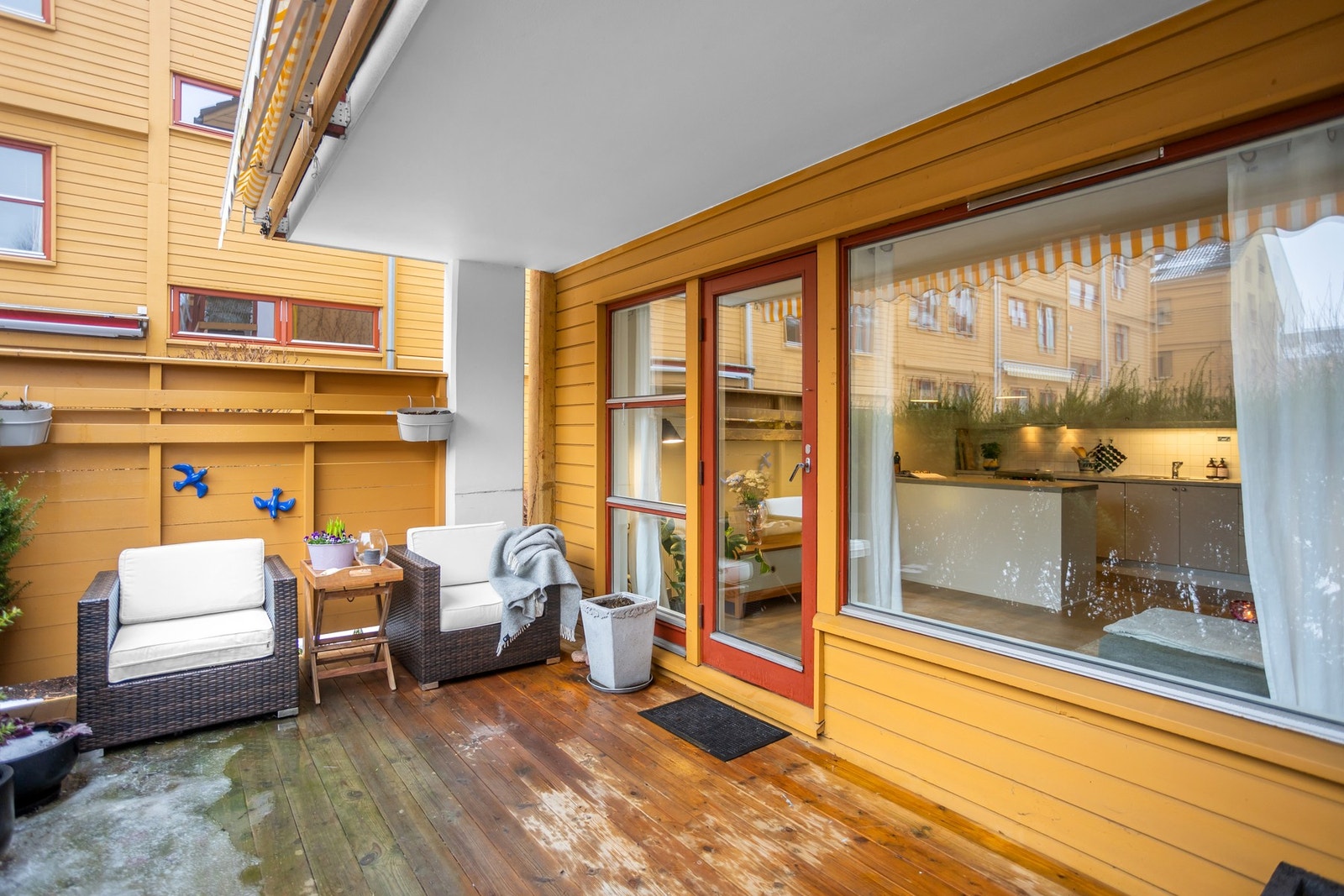 Stor terrasse med plass til diverse utemøbler. Galleribilde