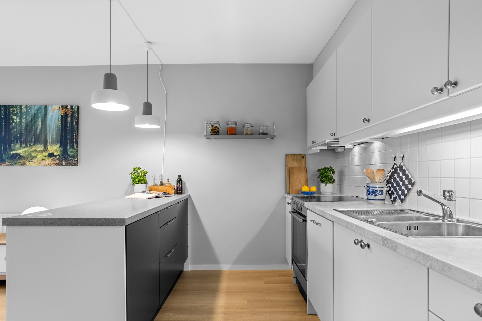 Kjøkkenet er nylig omfoliert. Galleribilde