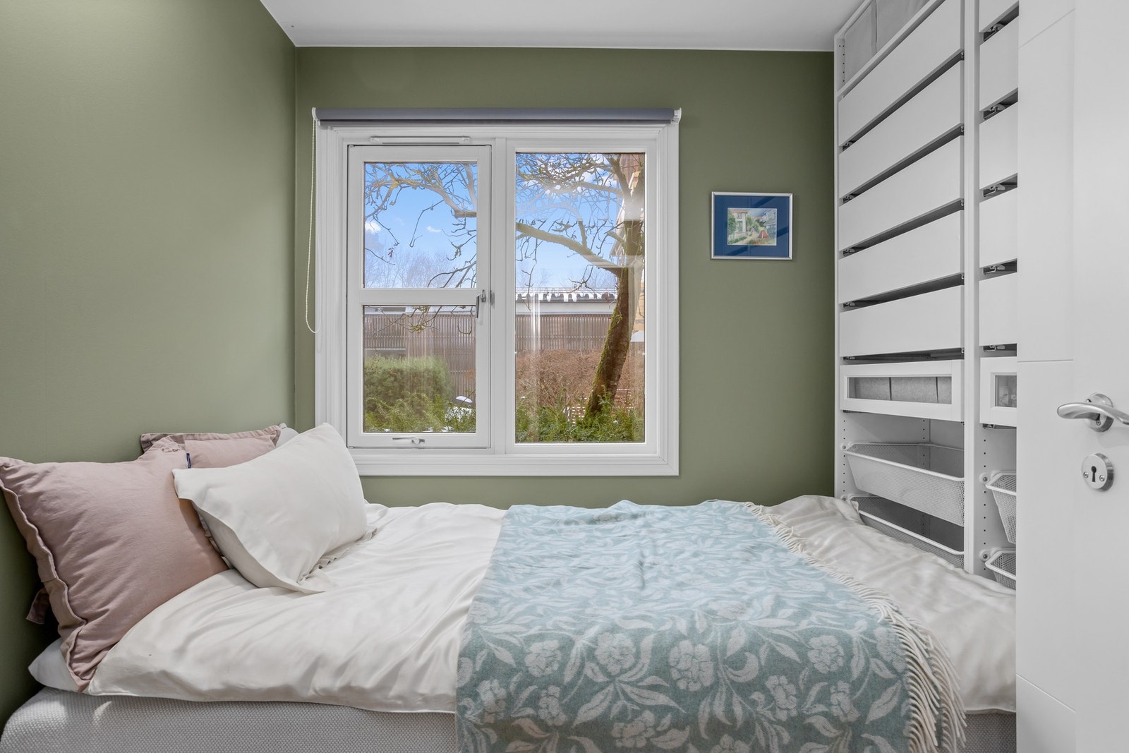 Ytterste del av soverommet. Man må gjennom dette rommet for å komme til soverommet. Lettveggen kan enkelt fjernes igjen, om ønskelig. Galleribilde