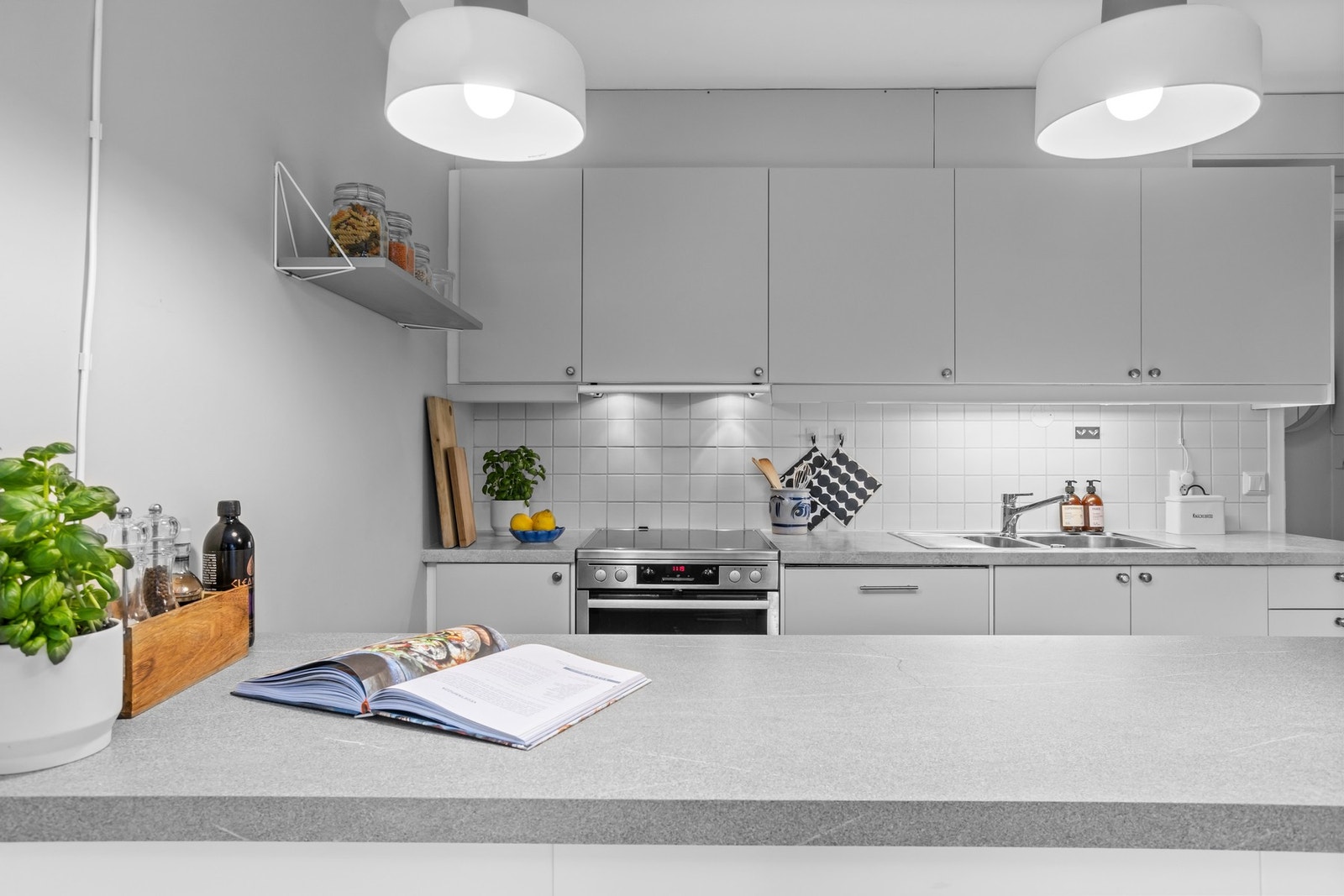 En smart kjøkkenøy for mer benk- og oppbevaringsplass. Galleribilde