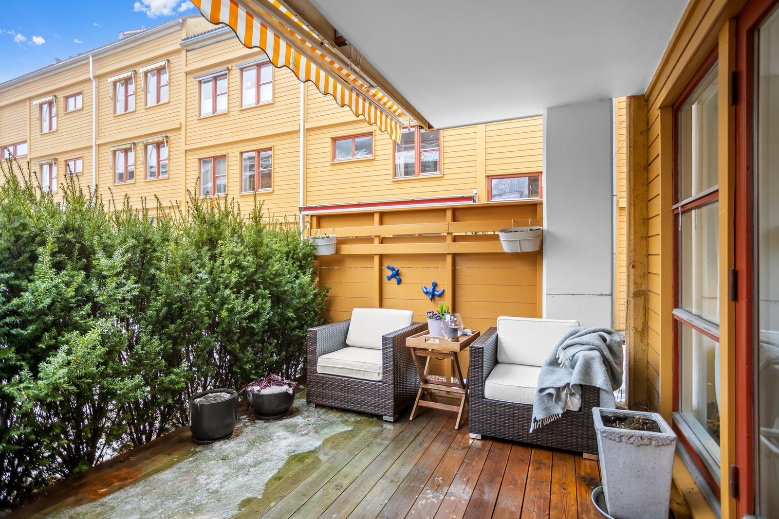 Terrassen er skjermet med hekk, og vender mot rolig grøntområde. Galleribilde