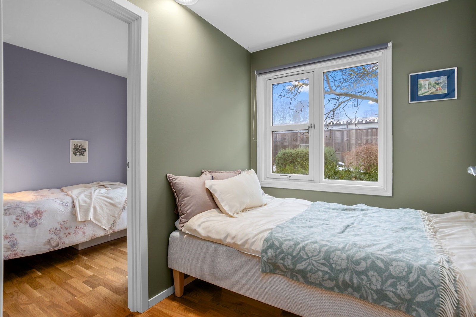 Soverom som er delt i 2, med vindu på begge sider. Galleribilde