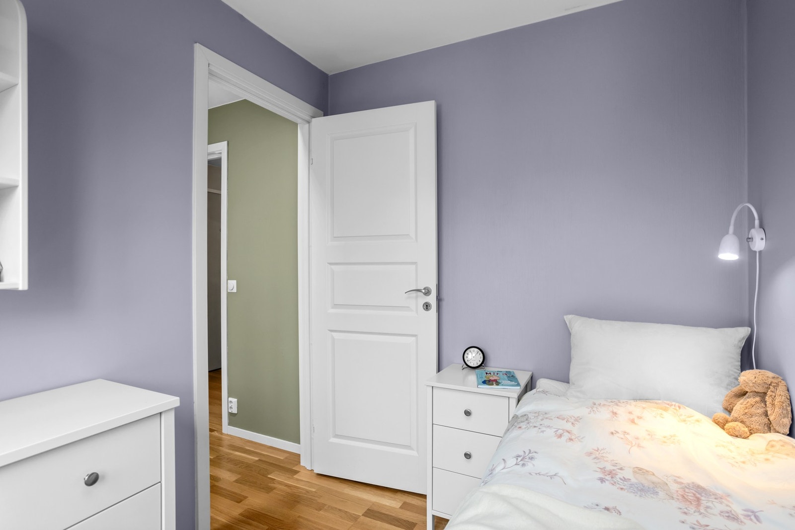 Dør mellom rommene som i dag brukes som soverom. Det er vindu i begge rom. Galleribilde